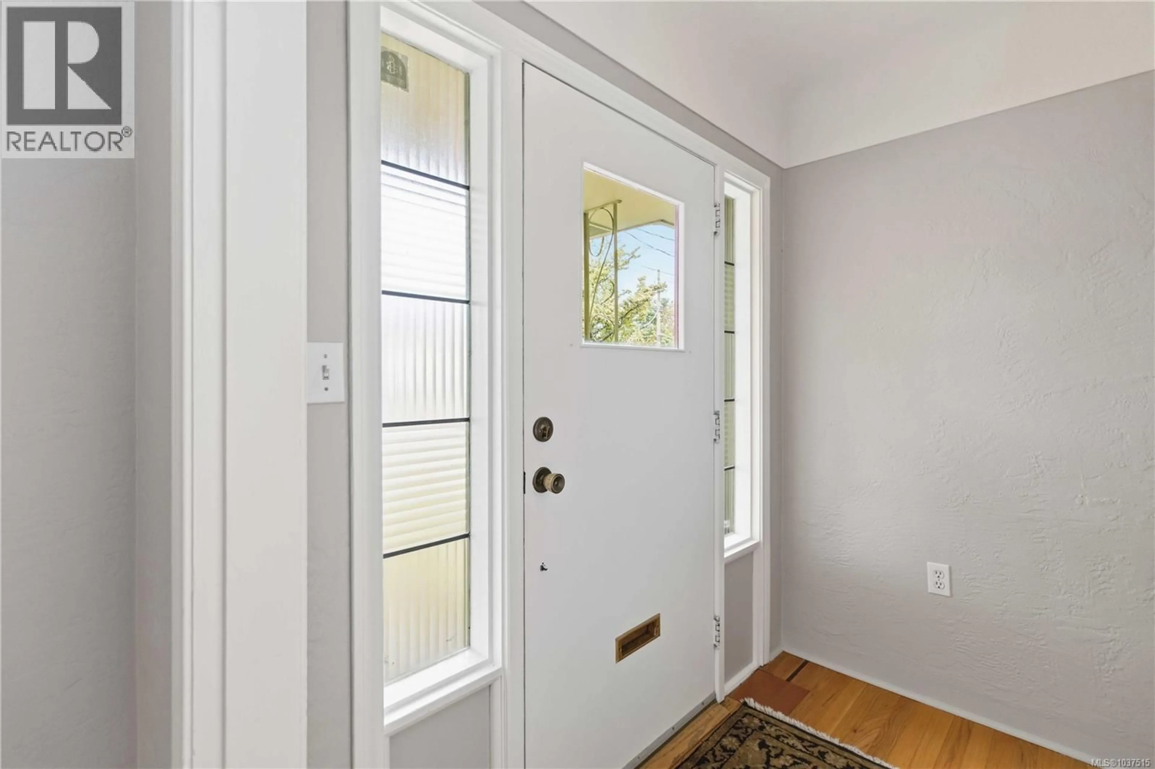 Indoor entryway for 1541 MCRAE AVENUE, Saanich British Columbia V8P1G4