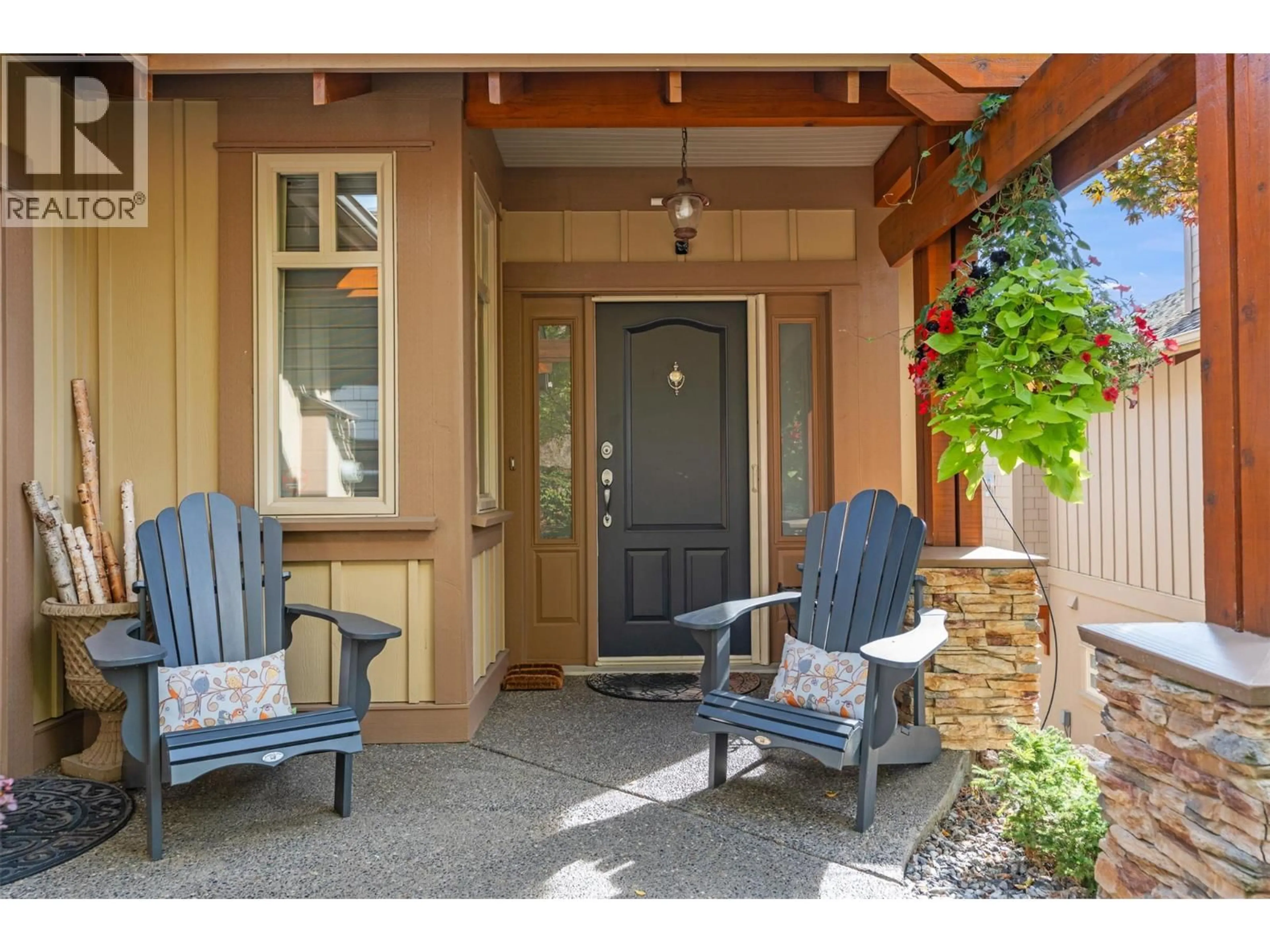 Indoor entryway for 420 NIBLICK COURT, Vernon British Columbia V1H1V6