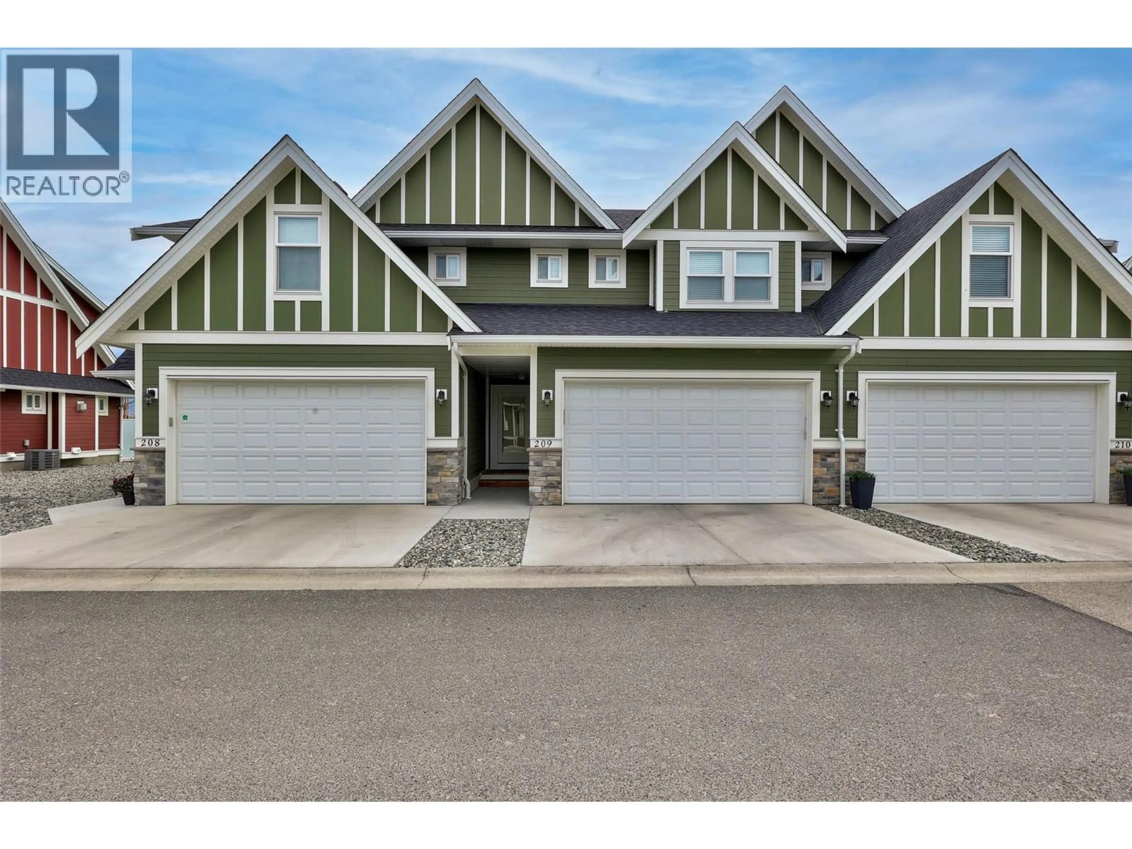 Home with vinyl exterior material, street for 209 - 2514 SPRING BANK AVENUE, Merritt British Columbia V1K0B1