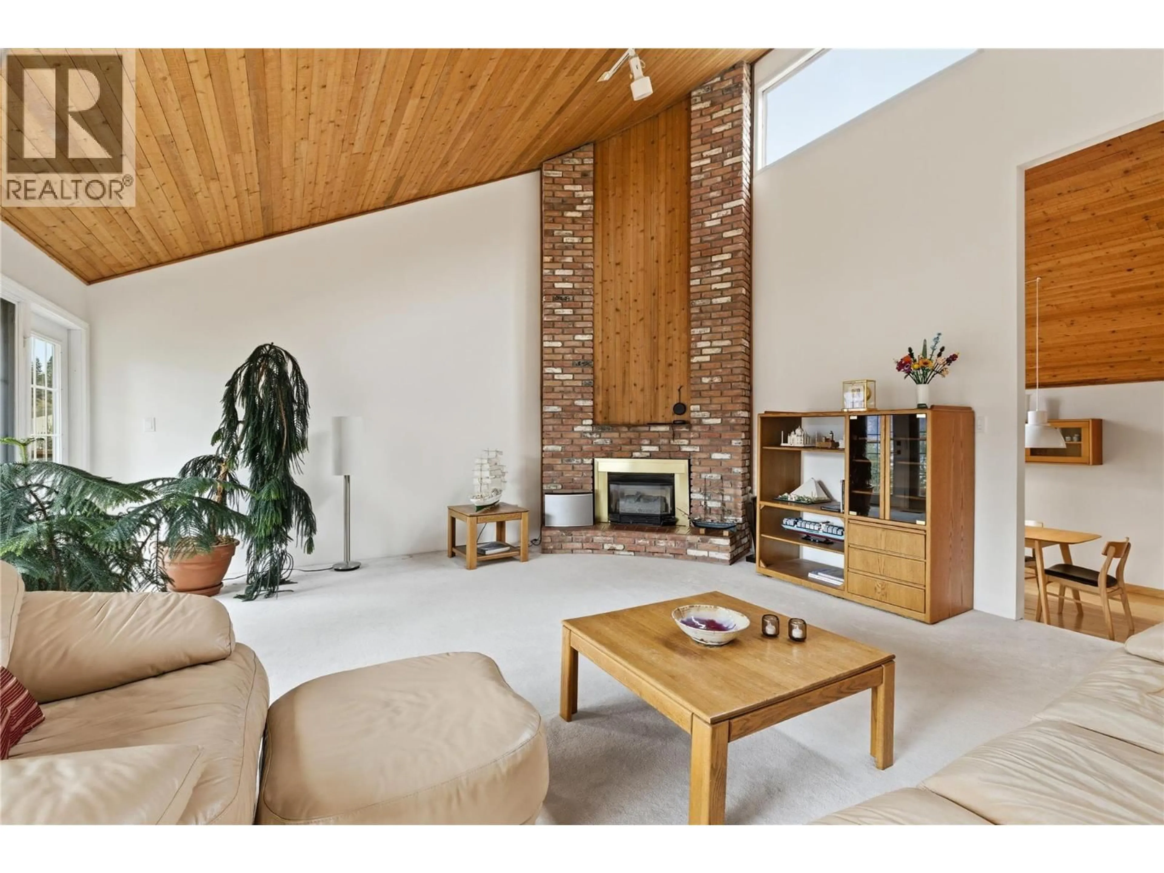 Living room with furniture, unknown for 324 CLIFTON ROAD NORTH, Kelowna British Columbia V1V1N4