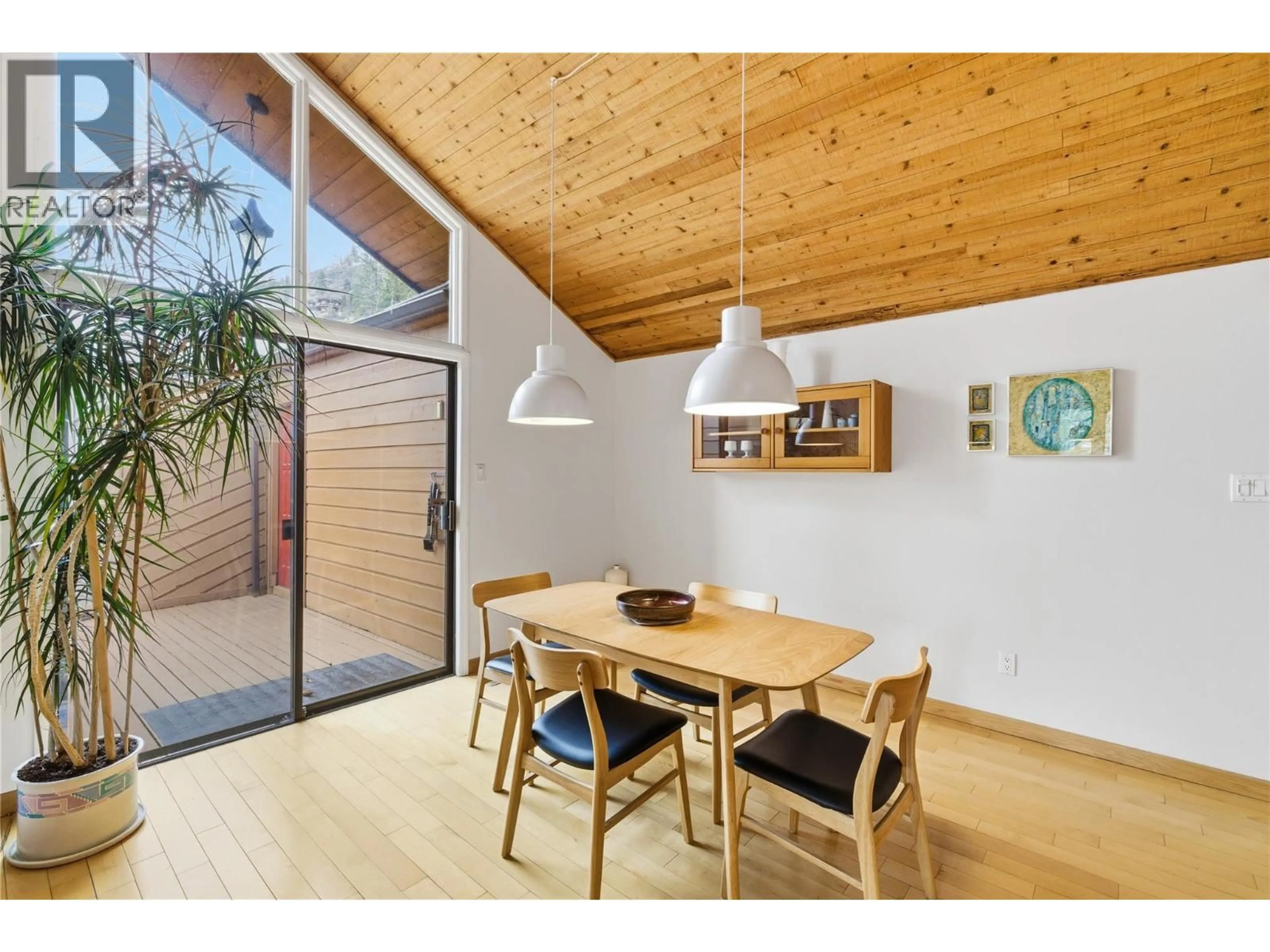 Dining room, wood/laminate floor for 324 CLIFTON ROAD NORTH, Kelowna British Columbia V1V1N4