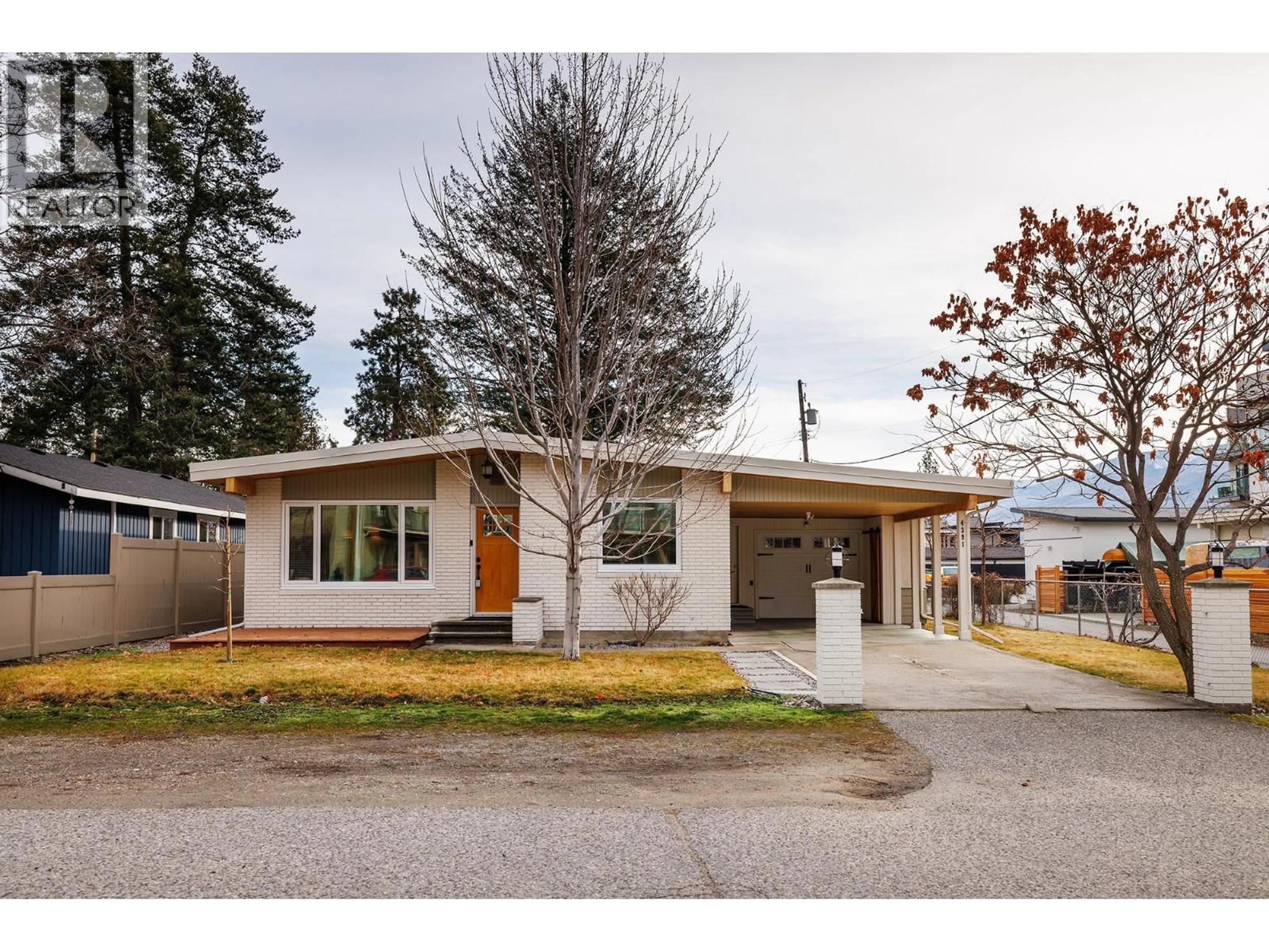 Home with vinyl exterior material, street for 4391 11TH STREET, Peachland British Columbia V0X1X6