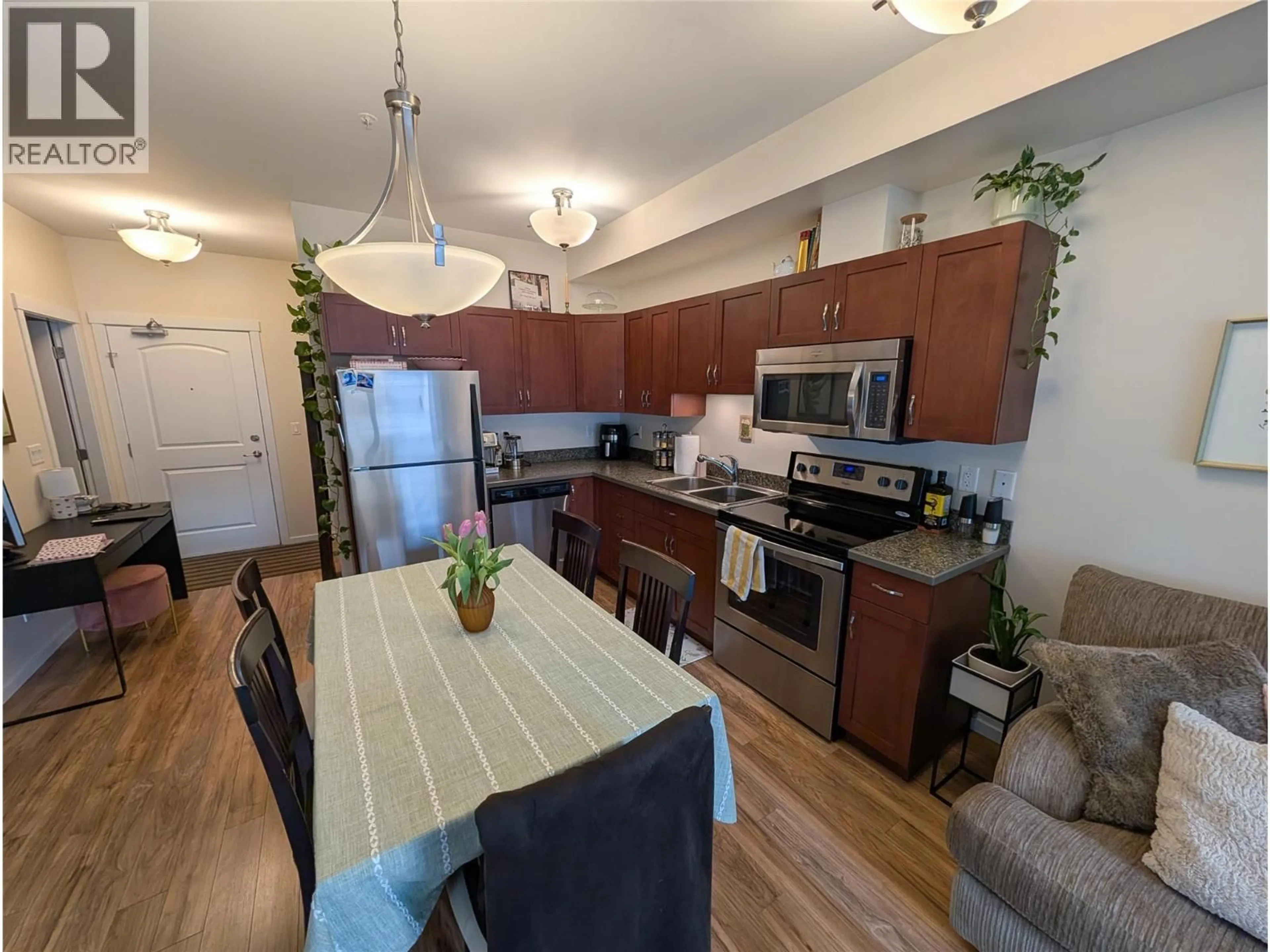 Open concept kitchen, wood/laminate floor for 209 - 429 ST PAUL STREET, Kamloops British Columbia V2C2J7