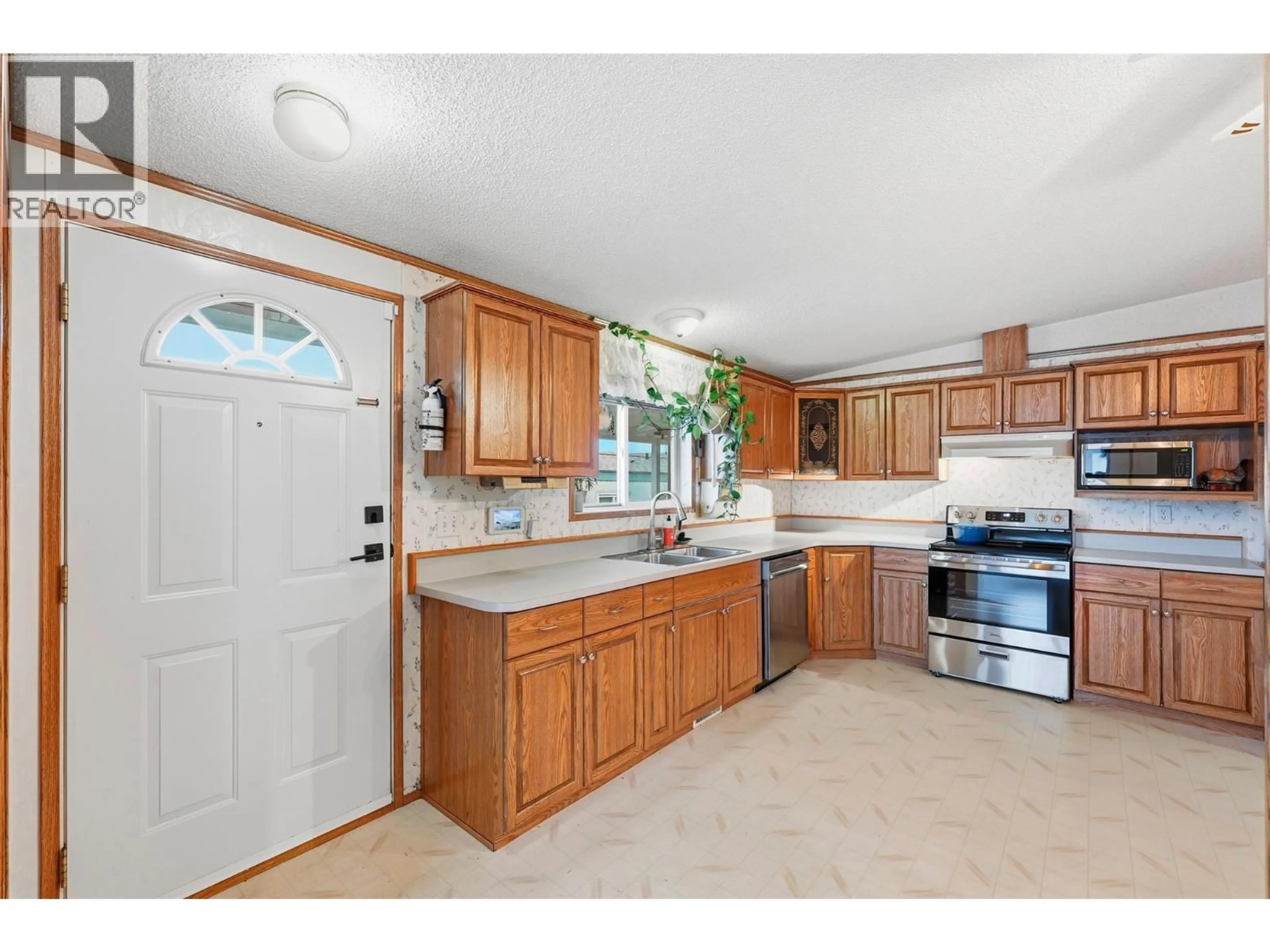 Standard kitchen, ceramic/tile floor for 178 - 1655 ORD ROAD, Kamloops British Columbia V2B7V6