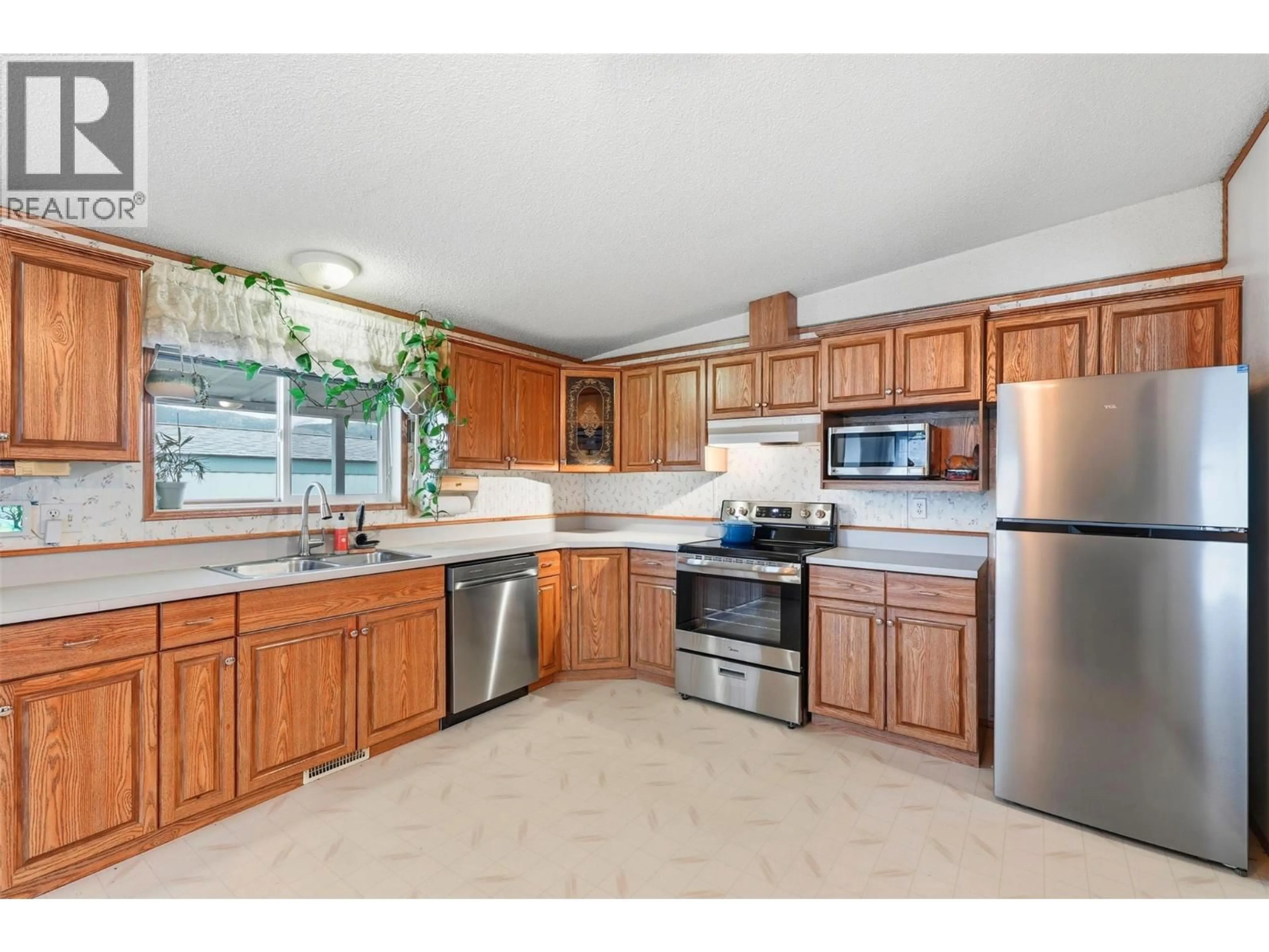 Standard kitchen, ceramic/tile floor for 178 - 1655 ORD ROAD, Kamloops British Columbia V2B7V6