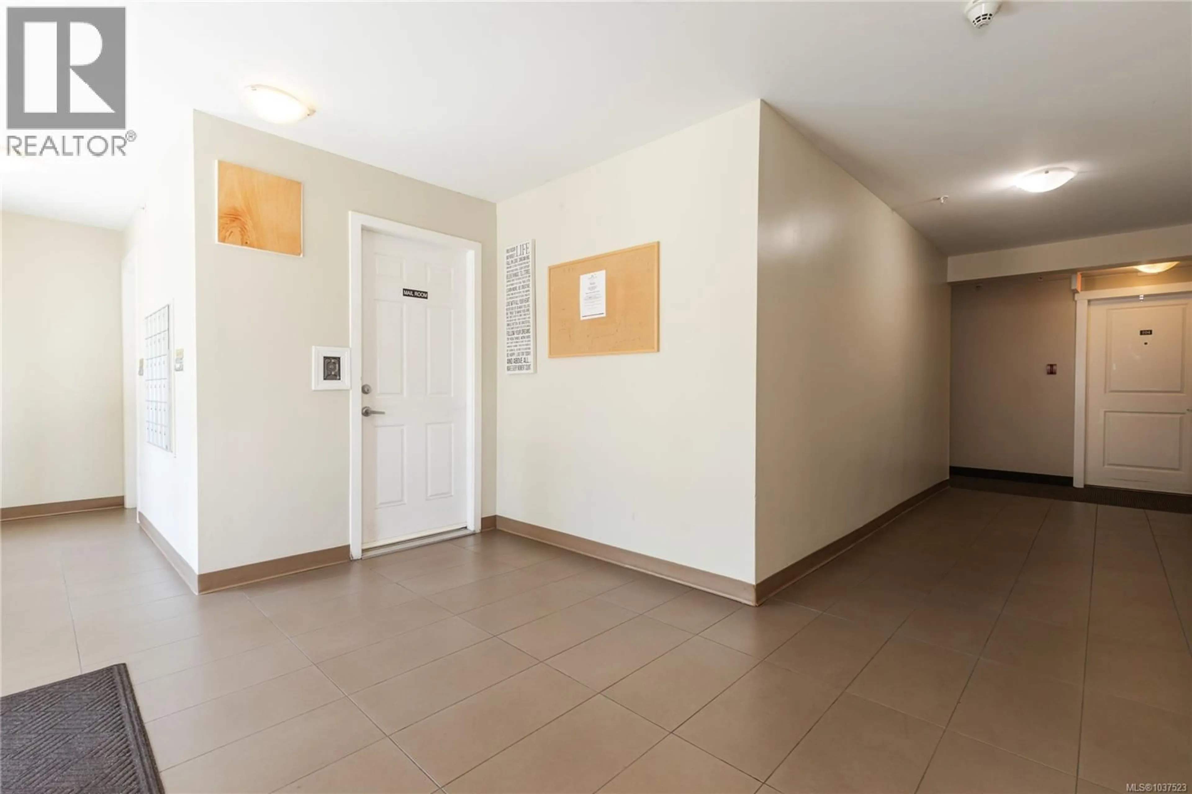 Indoor foyer for 103 - 1600 CASPERS WAY, Nanaimo British Columbia V9S1K1