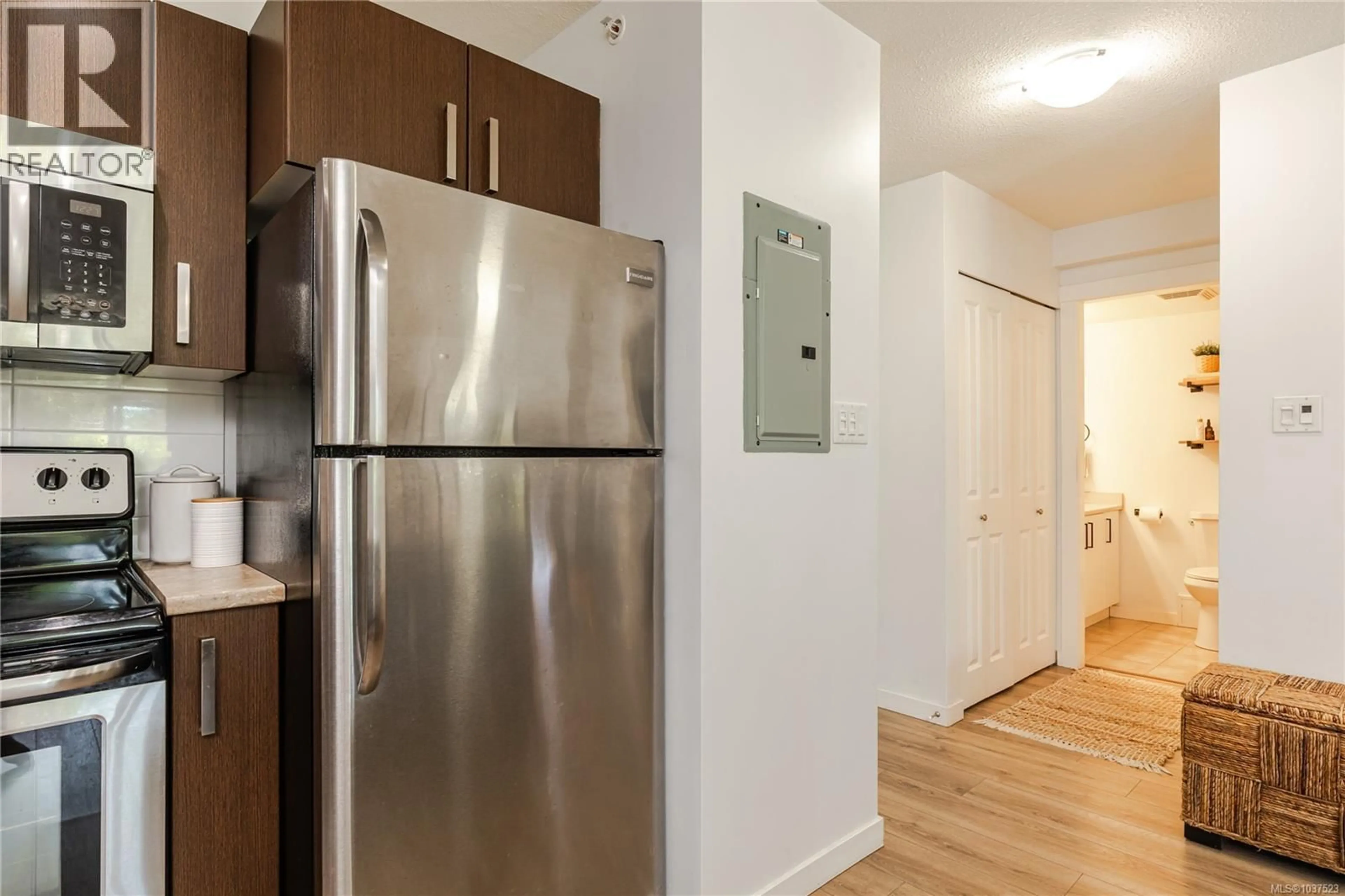 Standard kitchen, wood/laminate floor for 103 - 1600 CASPERS WAY, Nanaimo British Columbia V9S1K1