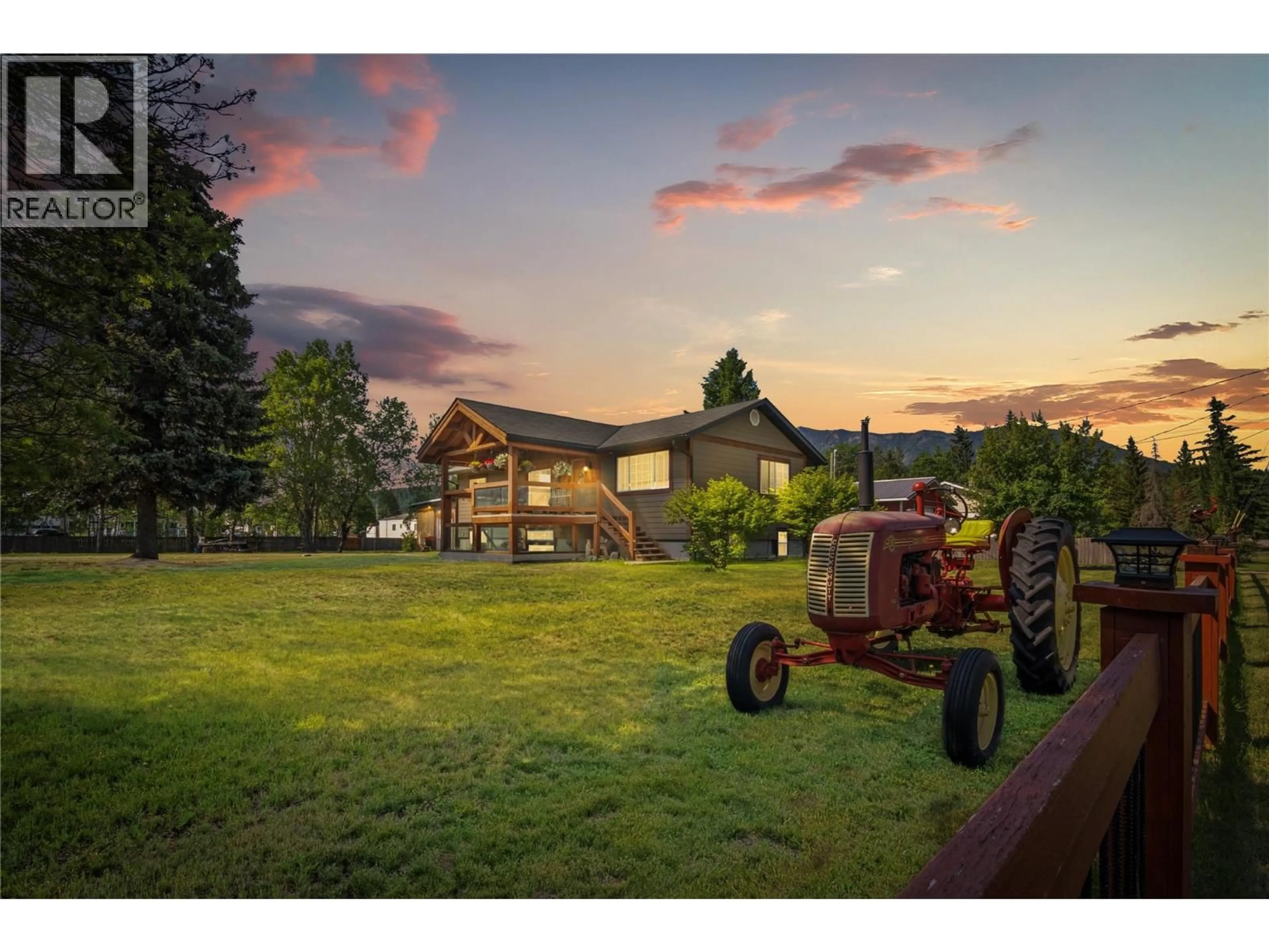 A pic from outside/outdoor area/front of a property/back of a property/a pic from drone, mountain view for 4772 BURNS AVENUE, Canal Flats British Columbia V0B1B0