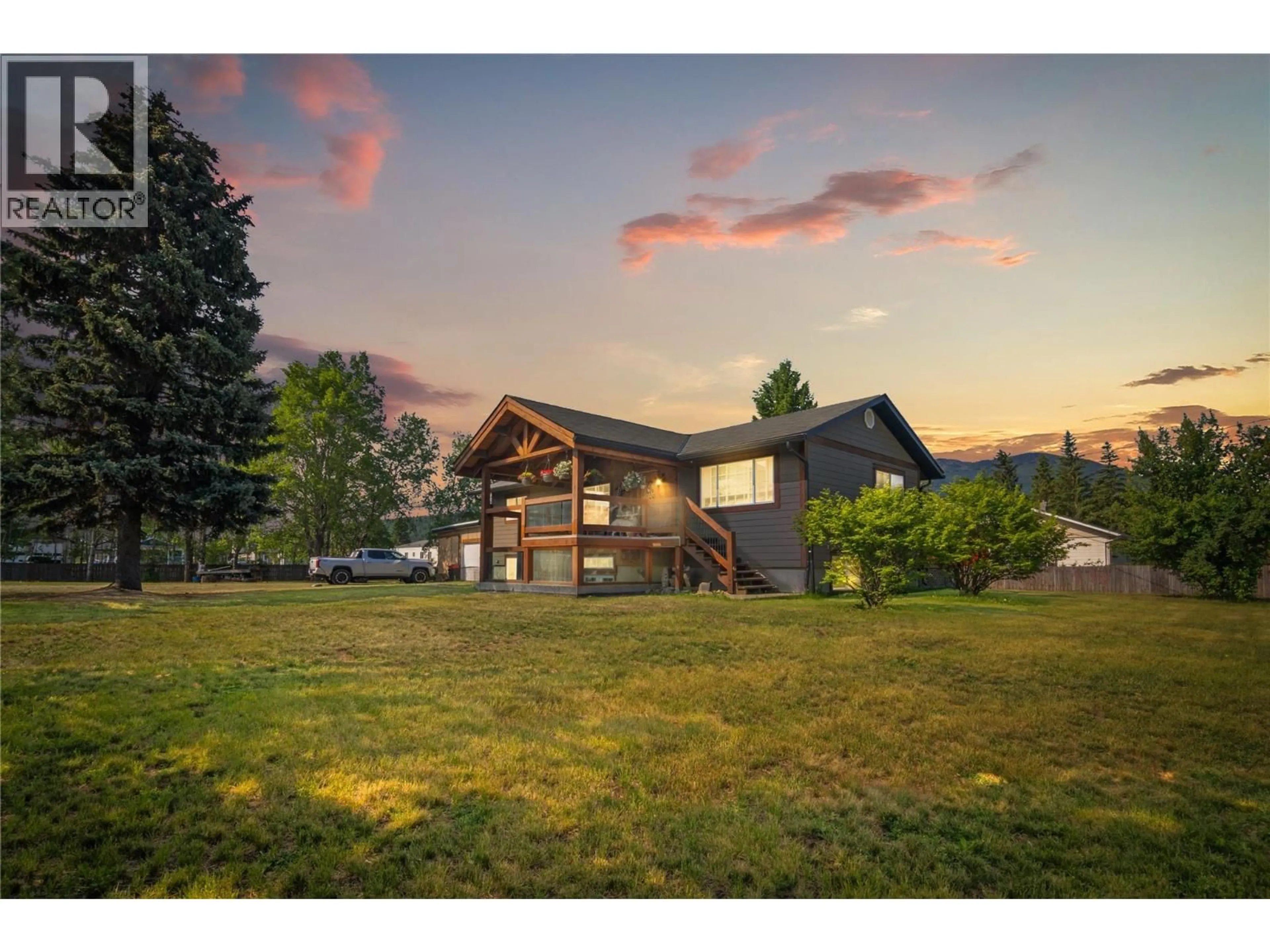 A pic from outside/outdoor area/front of a property/back of a property/a pic from drone, mountain view for 4772 BURNS AVENUE, Canal Flats British Columbia V0B1B0