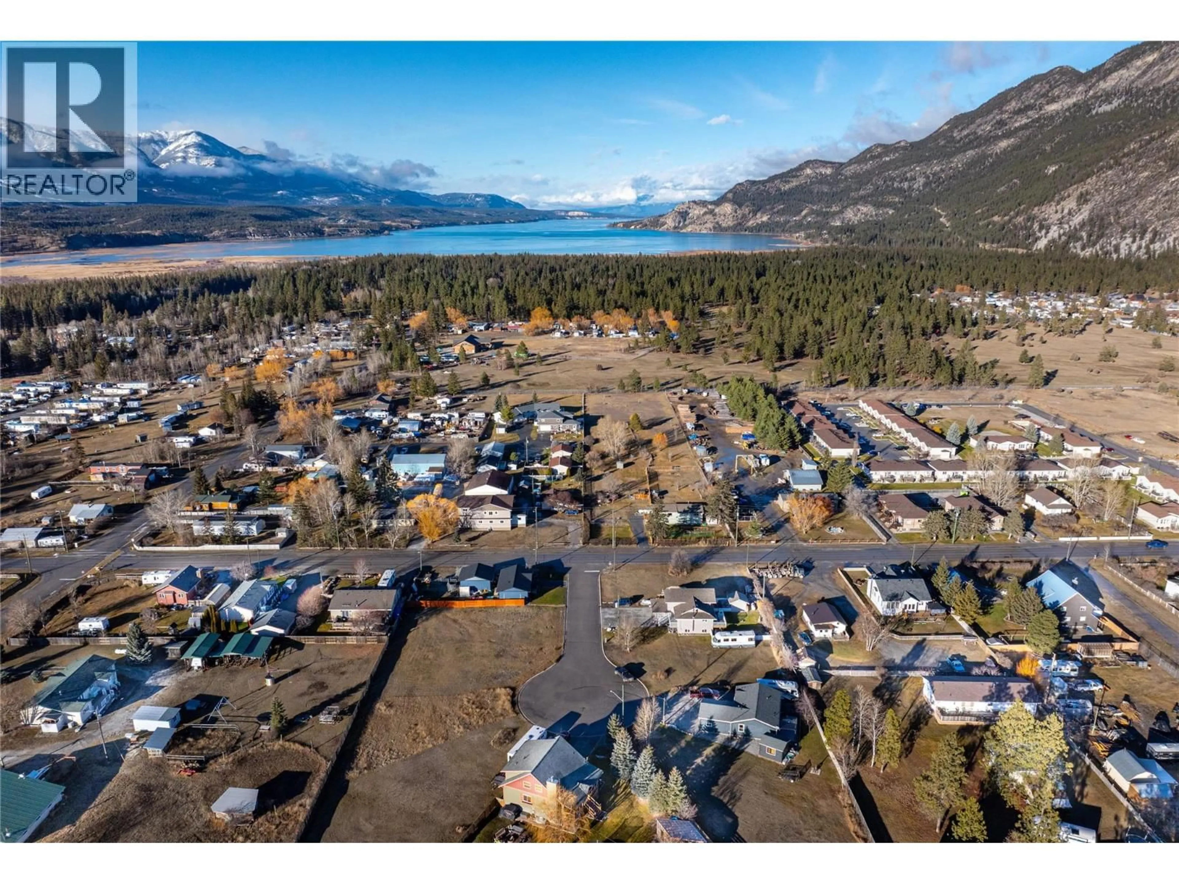 A pic from outside/outdoor area/front of a property/back of a property/a pic from drone, mountain view for 4772 BURNS AVENUE, Canal Flats British Columbia V0B1B0