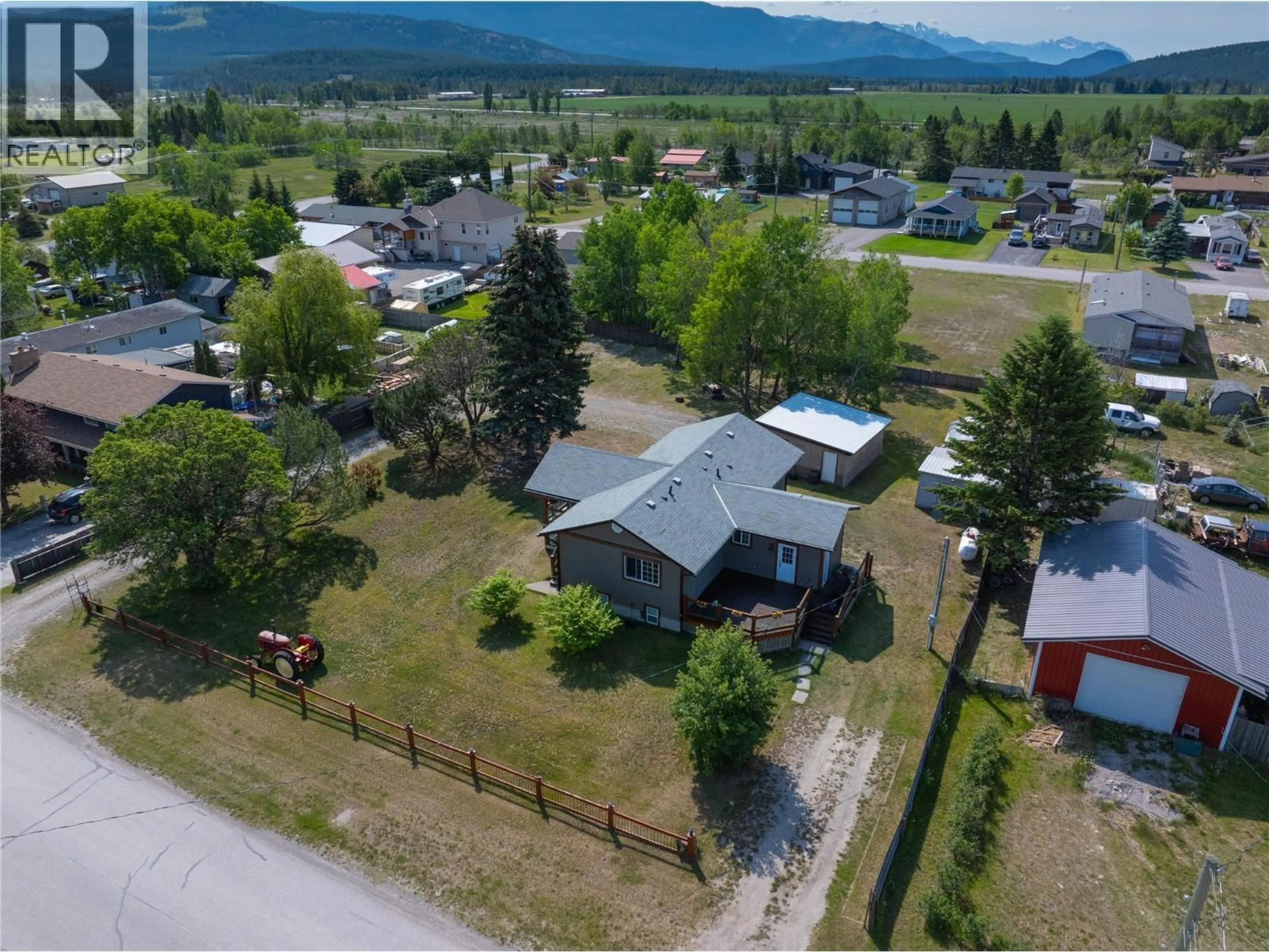 A pic from outside/outdoor area/front of a property/back of a property/a pic from drone, mountain view for 4772 BURNS AVENUE, Canal Flats British Columbia V0B1B0