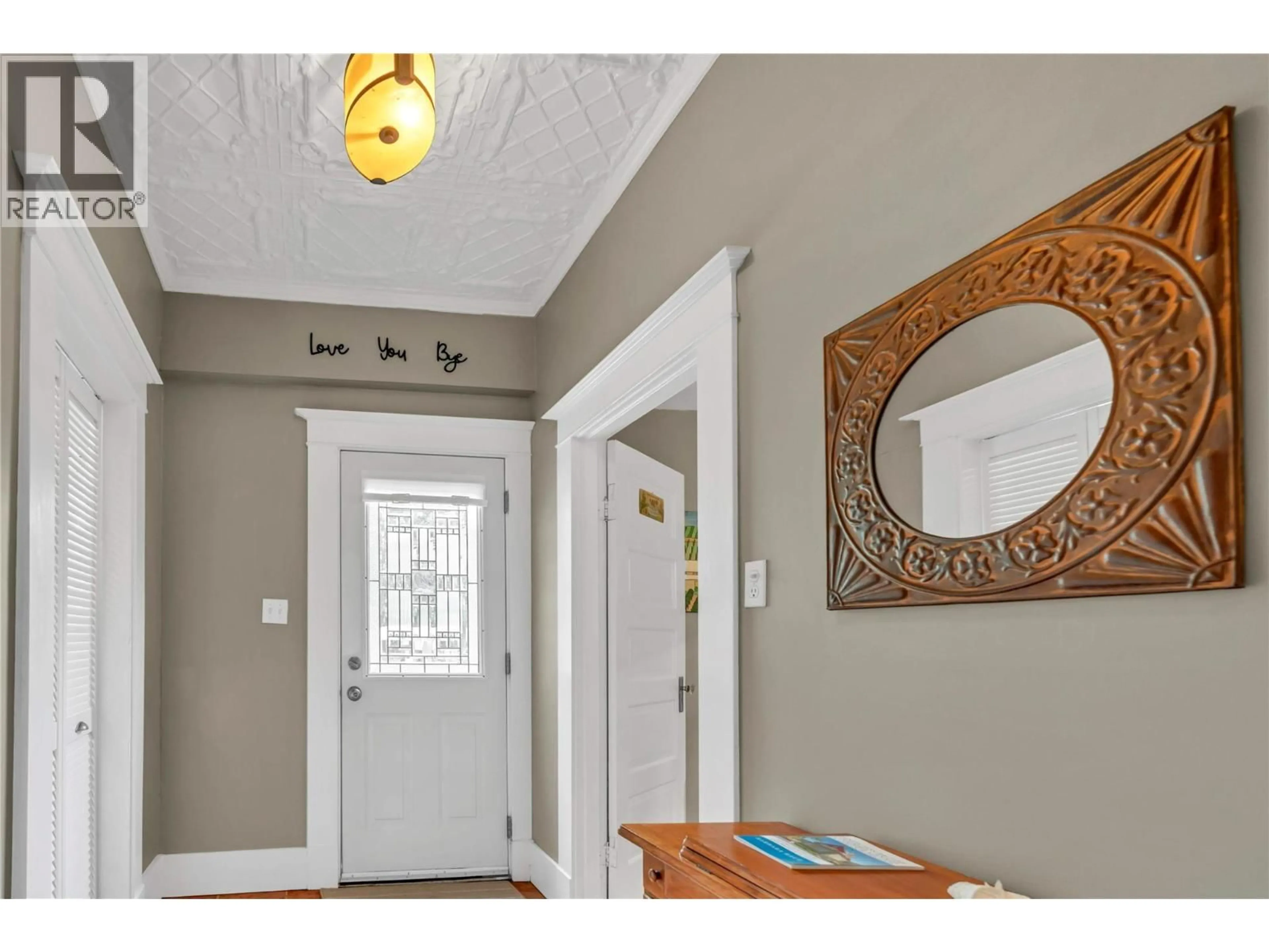 Indoor entryway for 494 YOUNG STREET, Penticton British Columbia V2A5T1