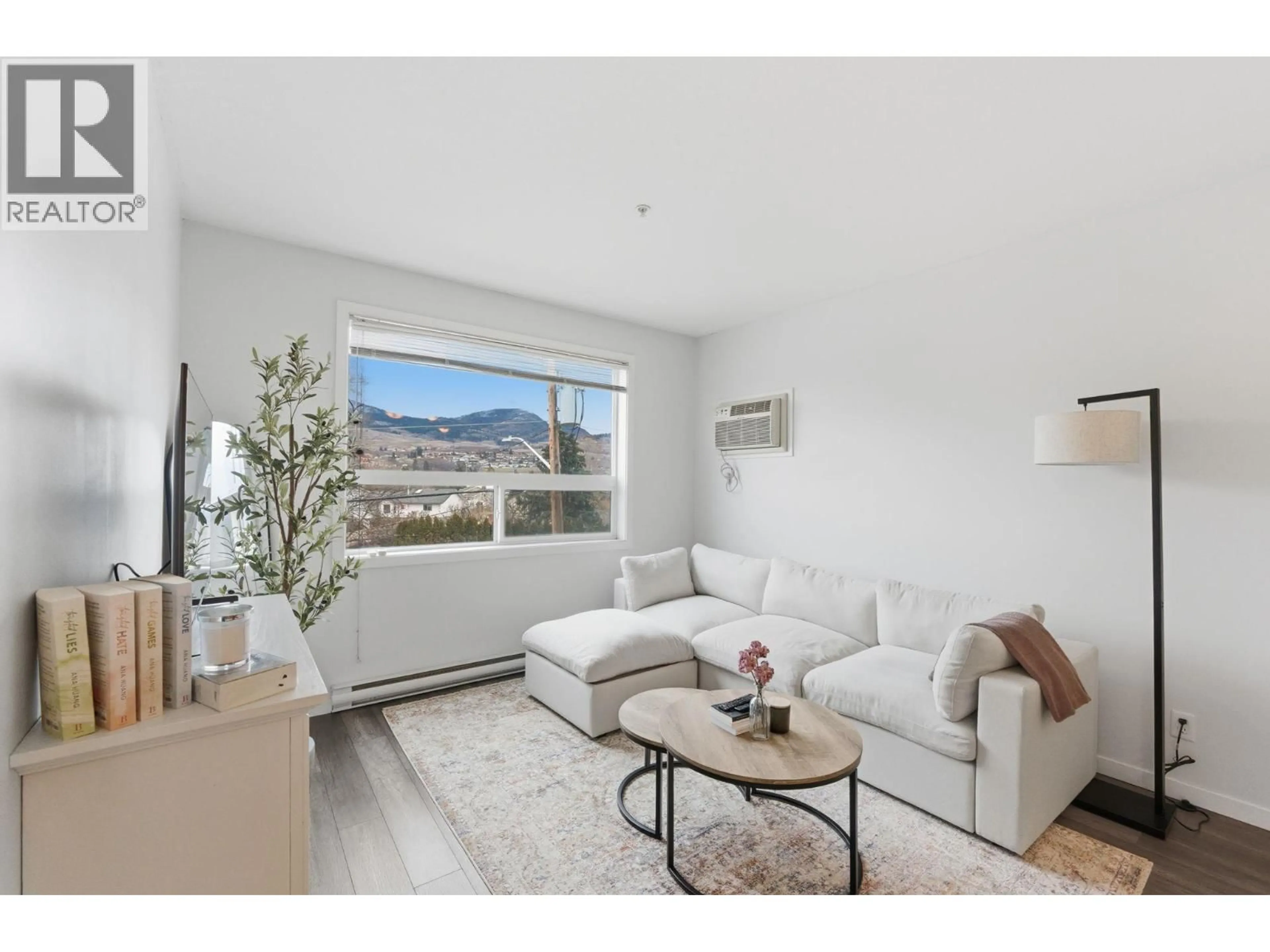 Living room with furniture, unknown for 313 - 778 RUTLAND ROAD NORTH, Kelowna British Columbia V1X8B3