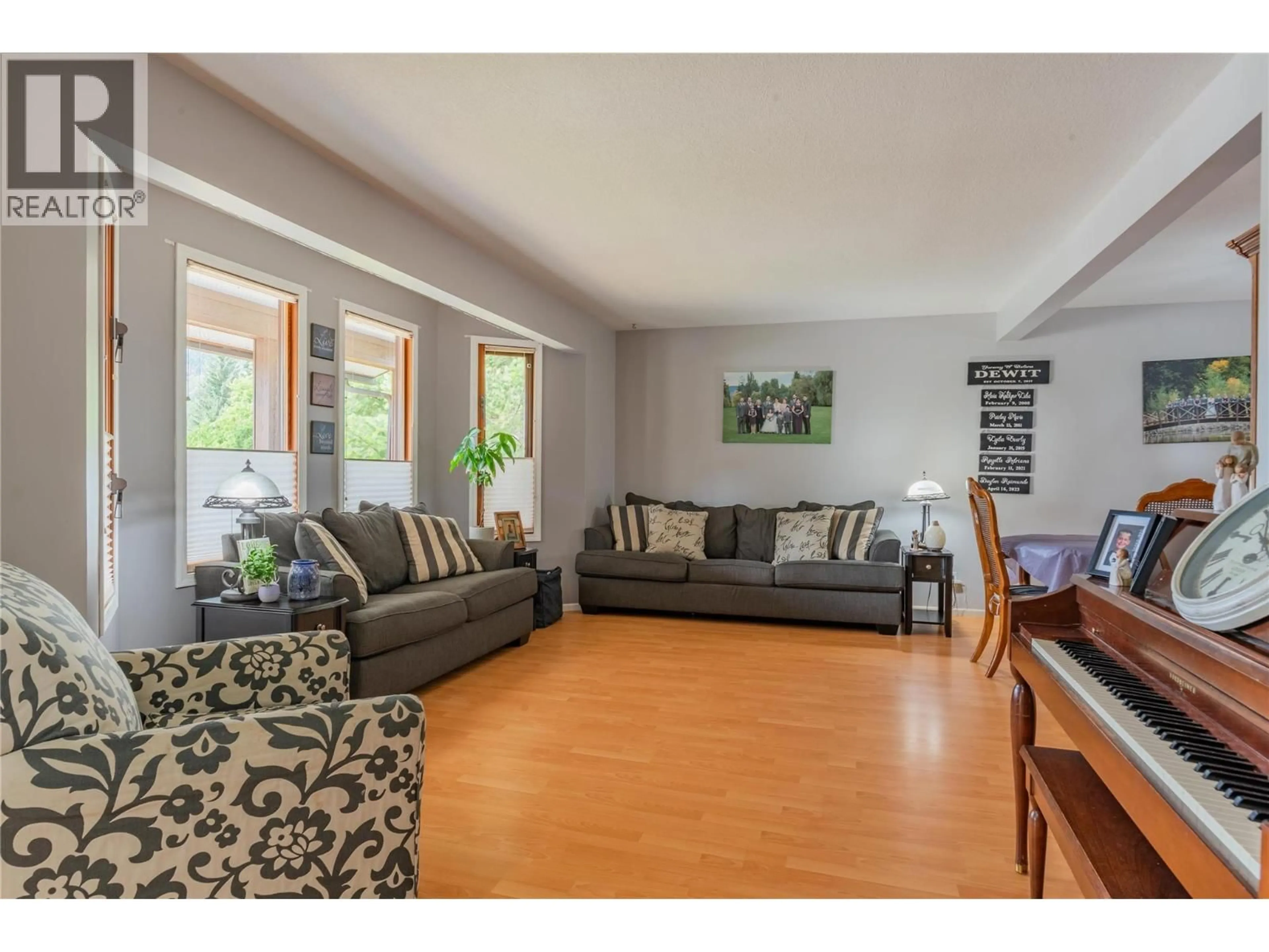 Living room with furniture, wood/laminate floor for 110 CEDAR AVENUE, Fruitvale British Columbia V0G1L0