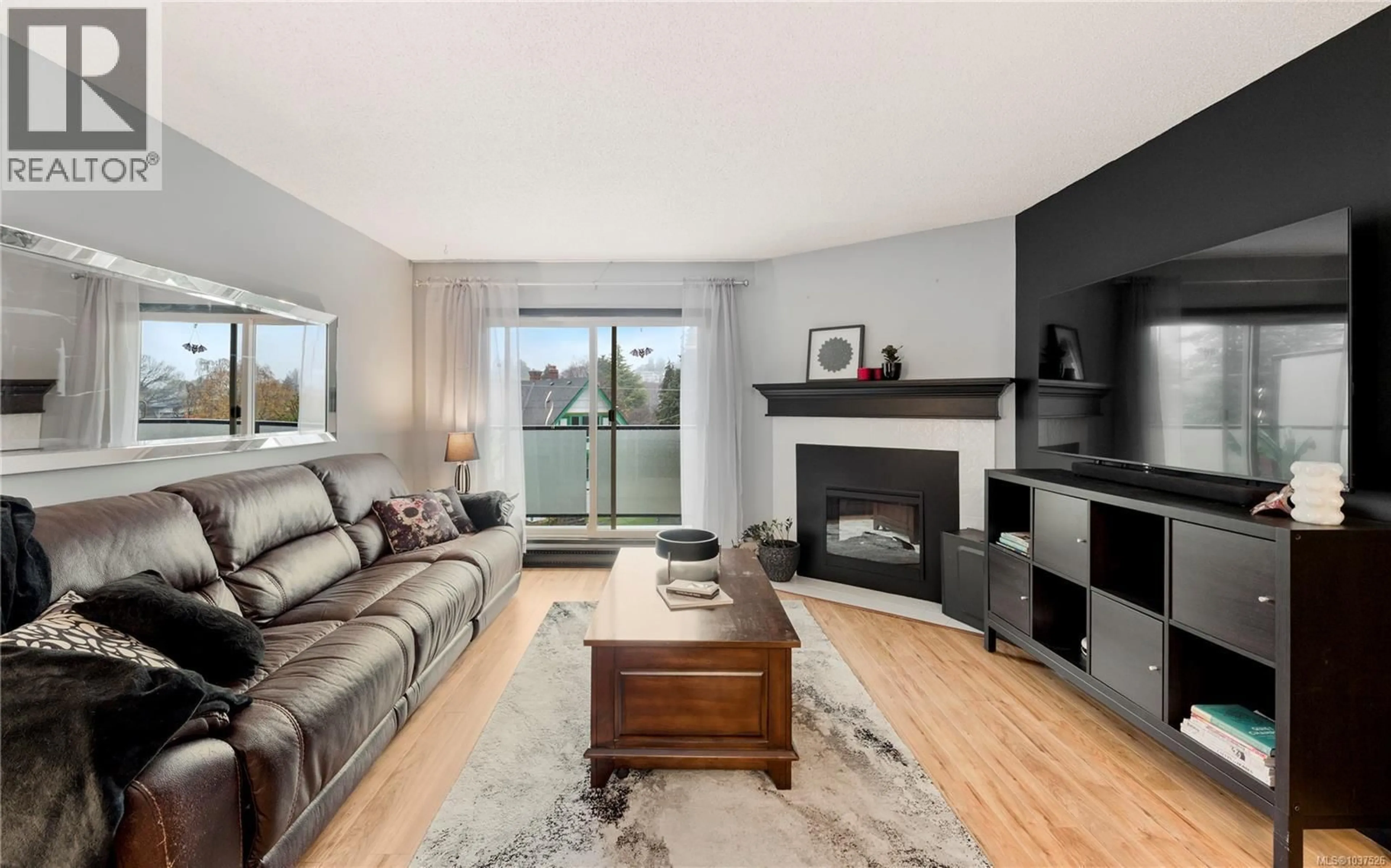 Living room with furniture, wood/laminate floor for 402 - 1241 FAIRFIELD ROAD, Victoria British Columbia V8V3B3