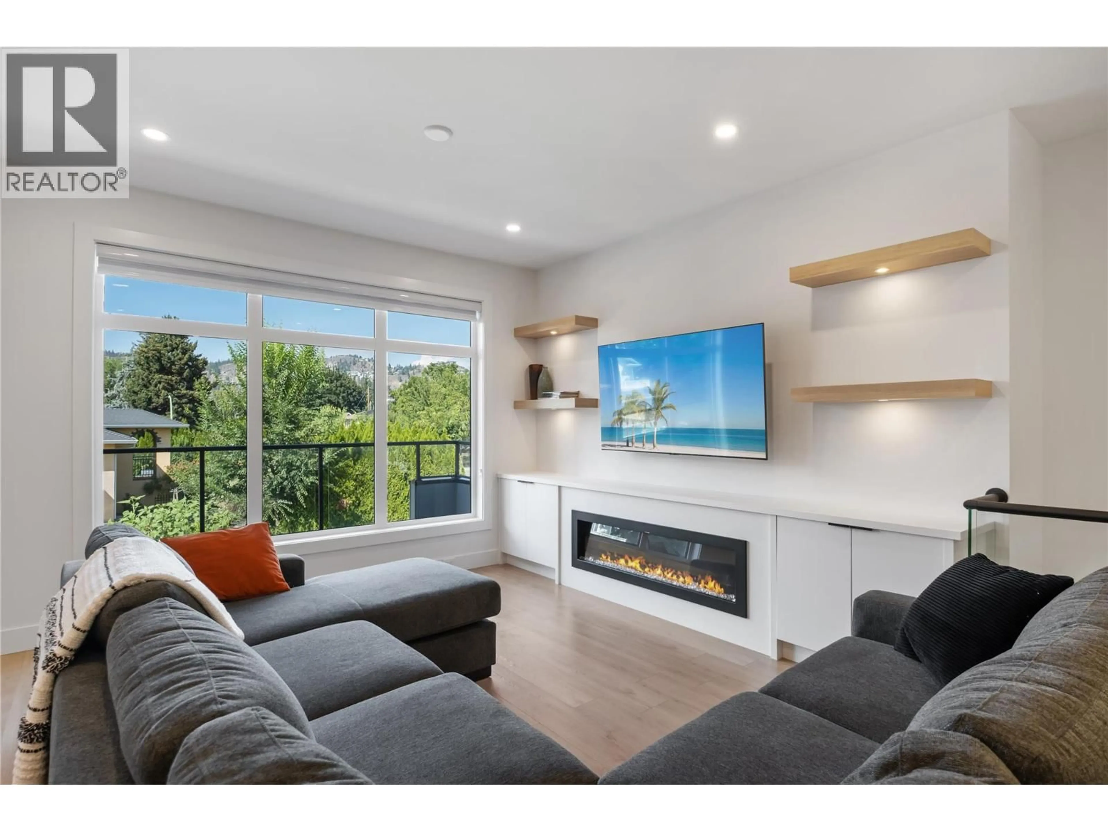 Unknown for 2 - 1452 ETHEL STREET, Kelowna British Columbia V1Y2X7