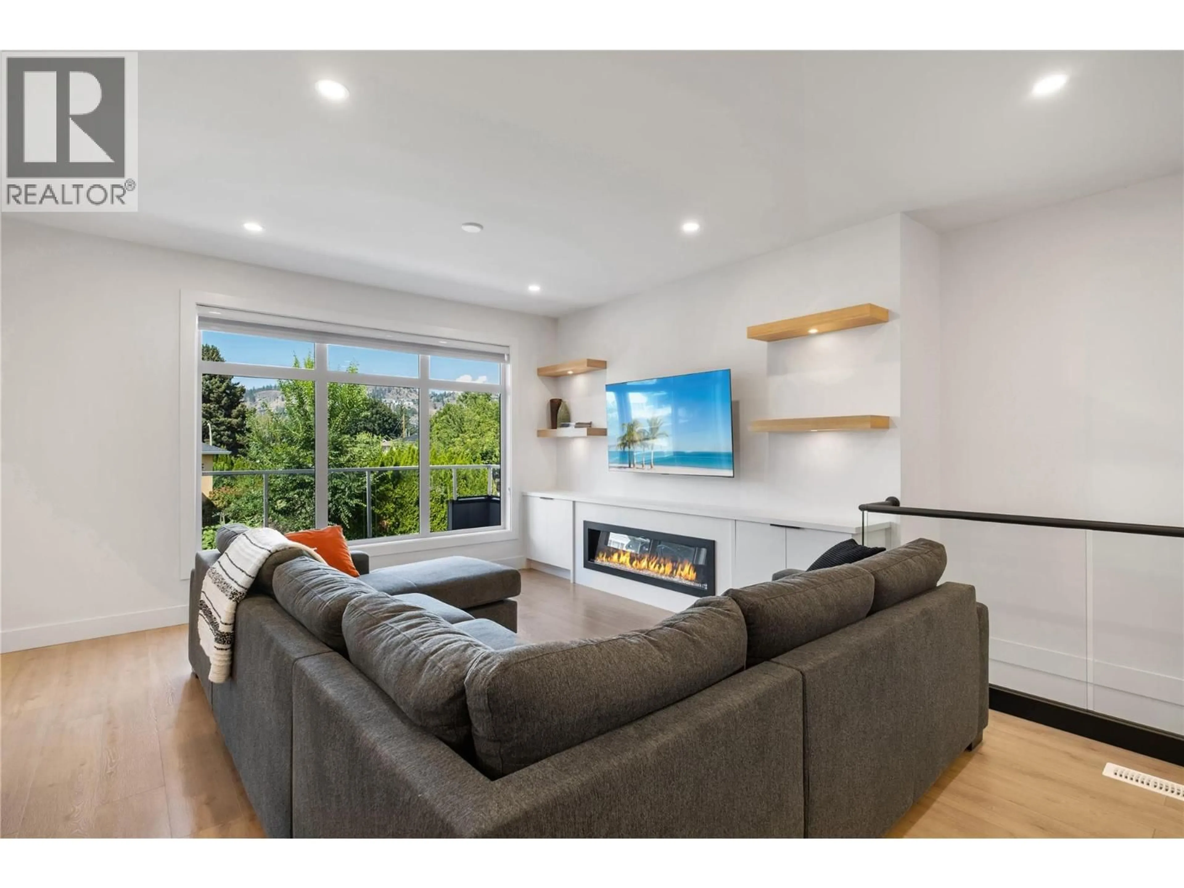 Living room with furniture, wood/laminate floor for 2 - 1452 ETHEL STREET, Kelowna British Columbia V1Y2X7
