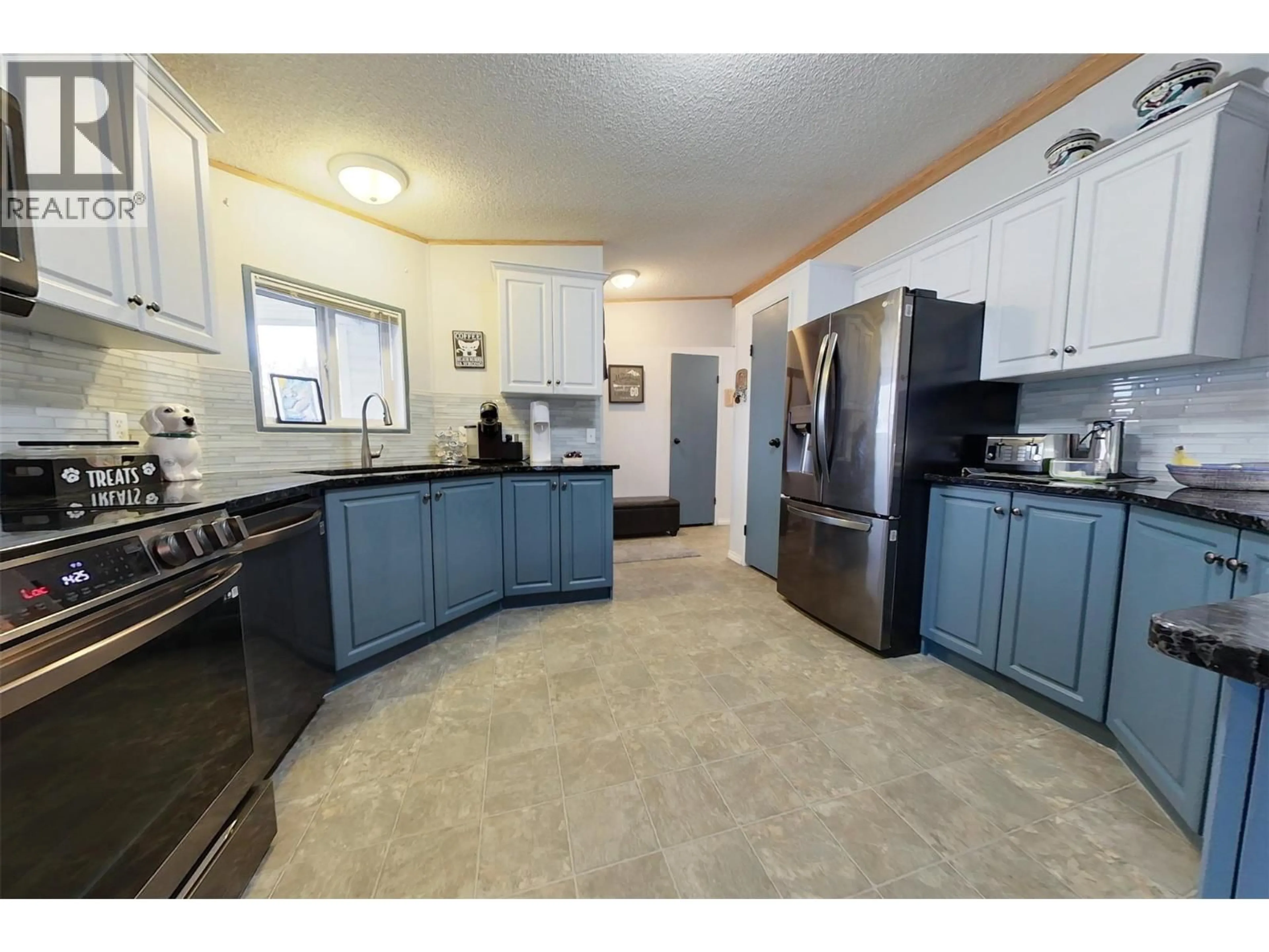 Open concept kitchen, ceramic/tile floor for 2116 KOKANEE  N COURT, Cranbrook British Columbia V1C6N7