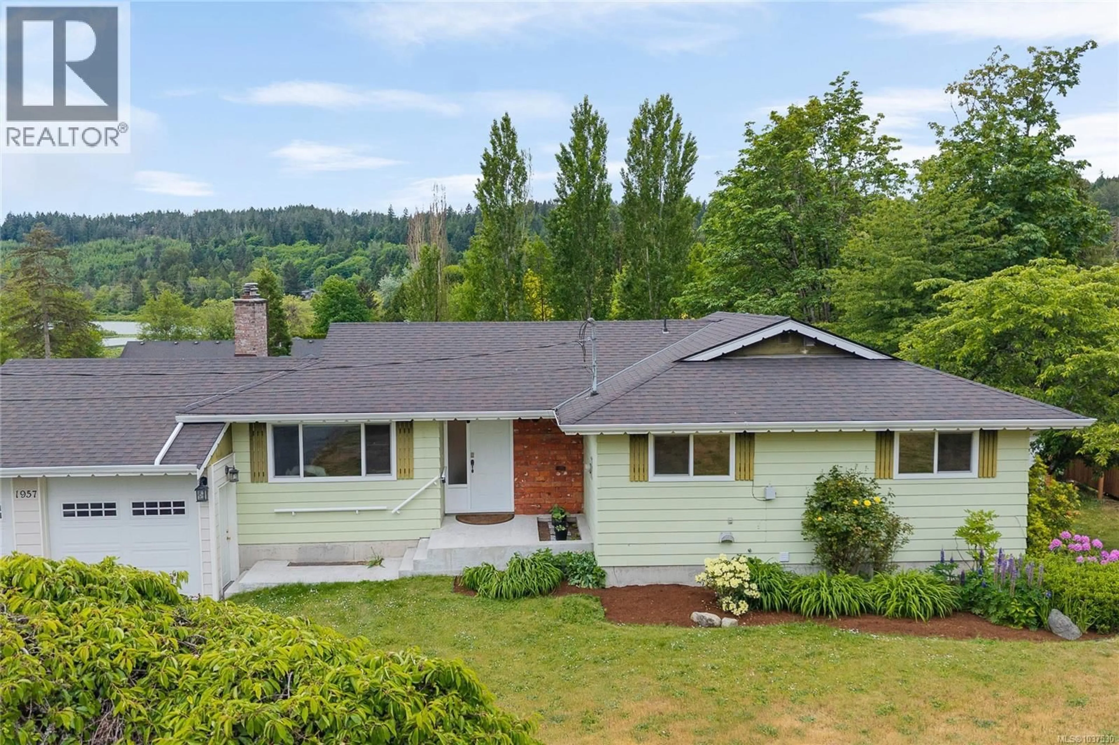 A pic from outside/outdoor area/front of a property/back of a property/a pic from drone, mountain view for 1957 RICHARDSON ROAD, Nanaimo British Columbia V9X1C1