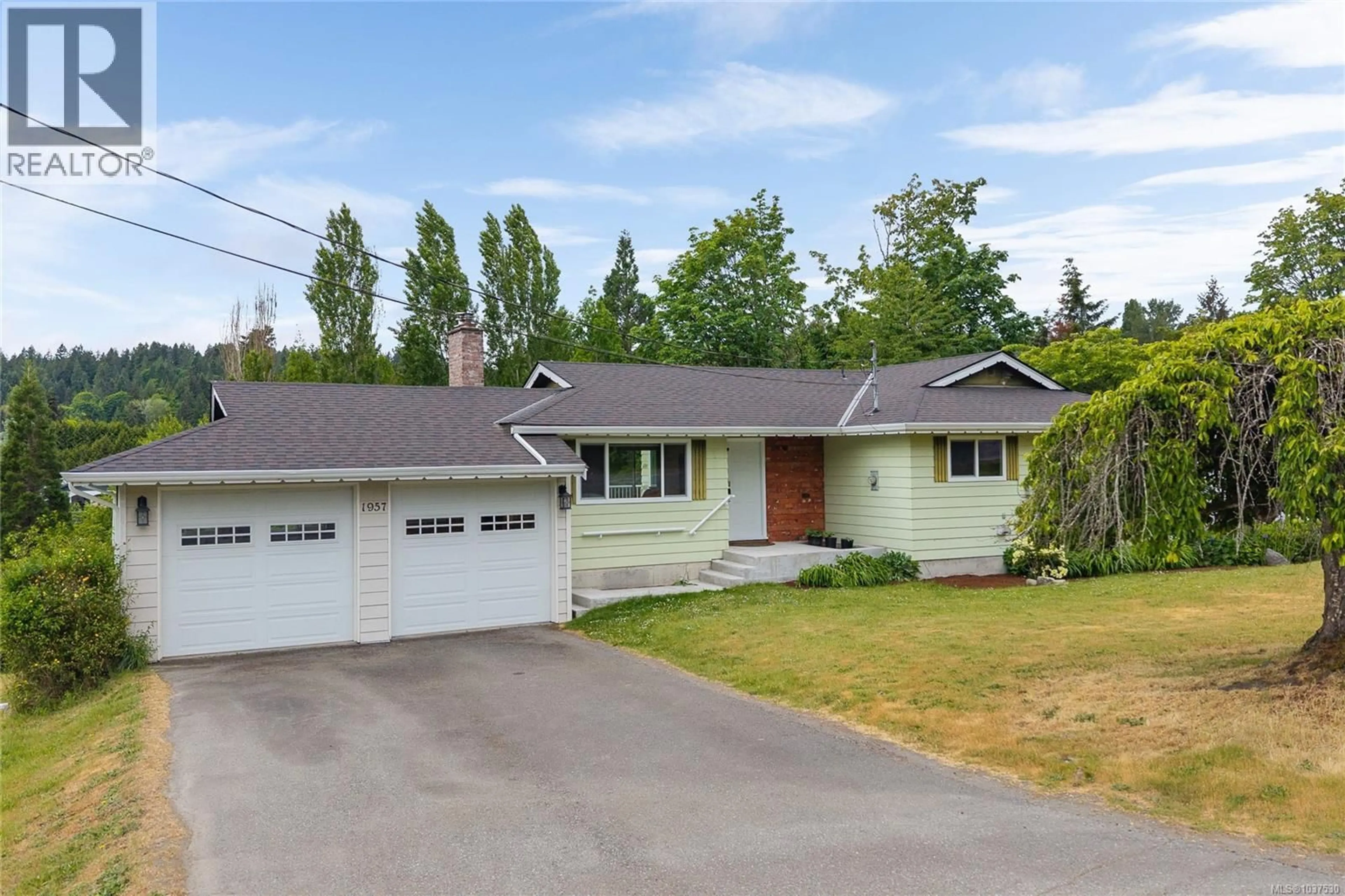 A pic from outside/outdoor area/front of a property/back of a property/a pic from drone, street for 1957 RICHARDSON ROAD, Nanaimo British Columbia V9X1C1