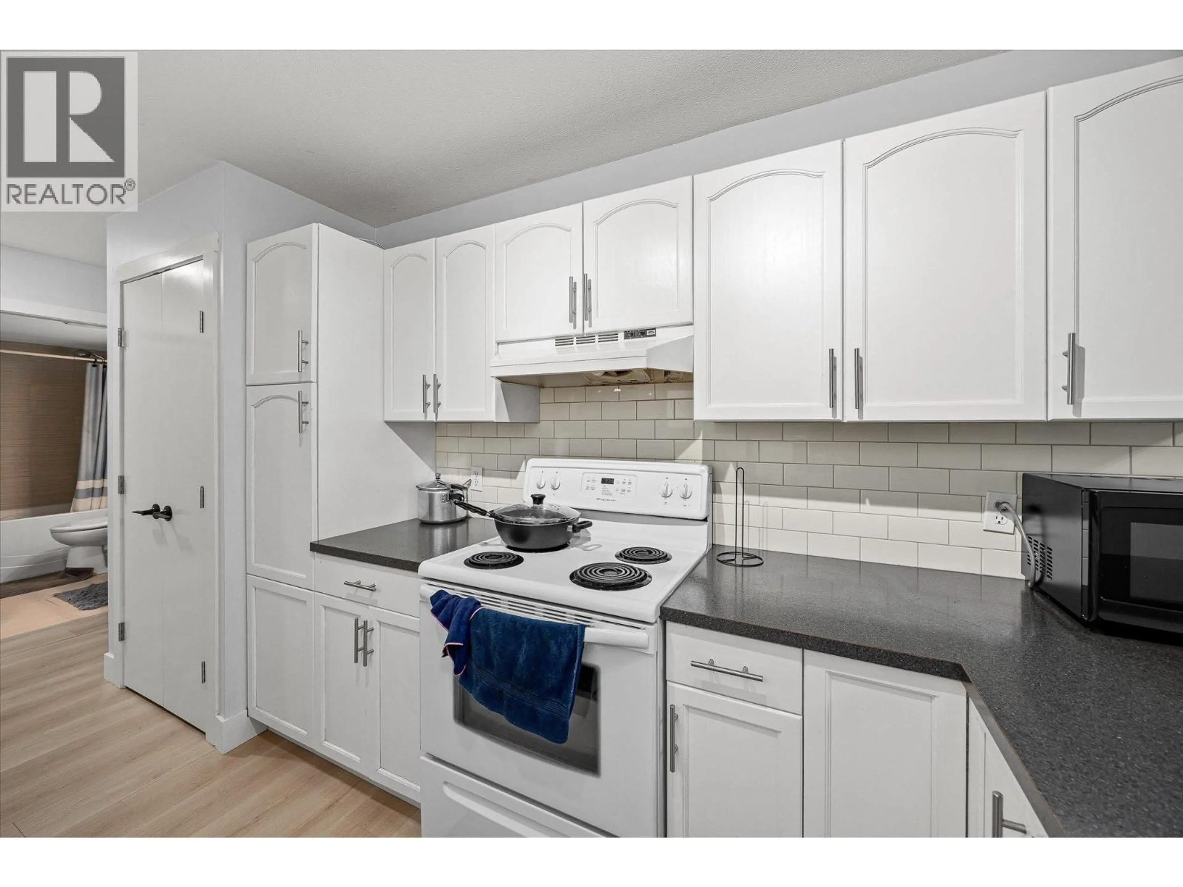 Standard kitchen, unknown for 112 - 3160 CASORSO ROAD, Kelowna British Columbia V1W3L7