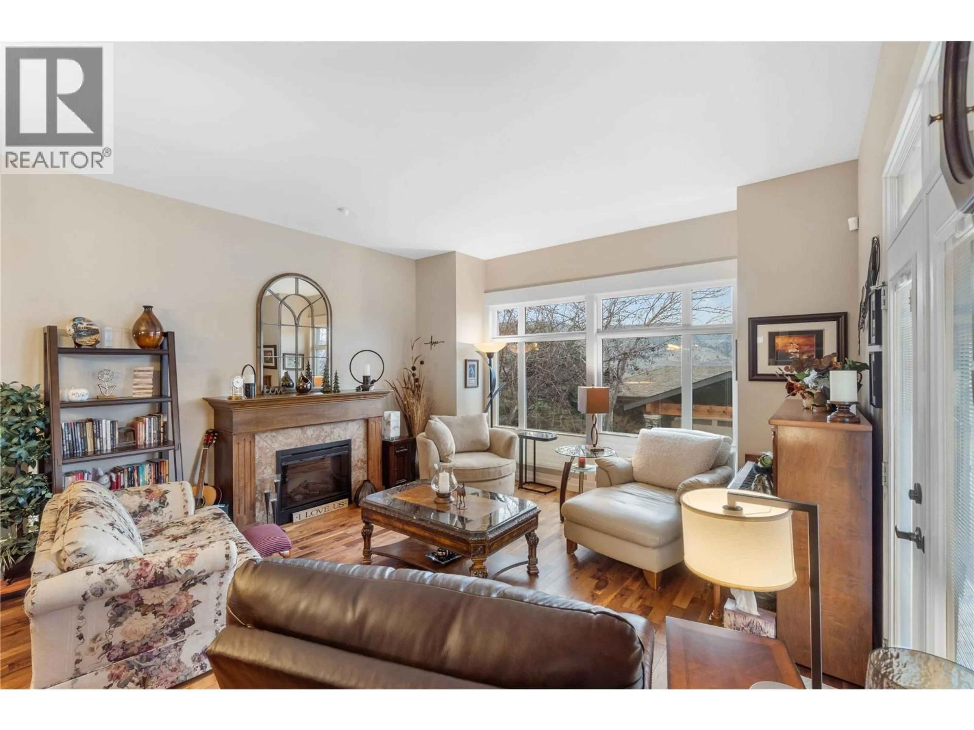 Living room with furniture, unknown for 1637 GOLF RIDGE WAY, Kamloops British Columbia V2H0A5