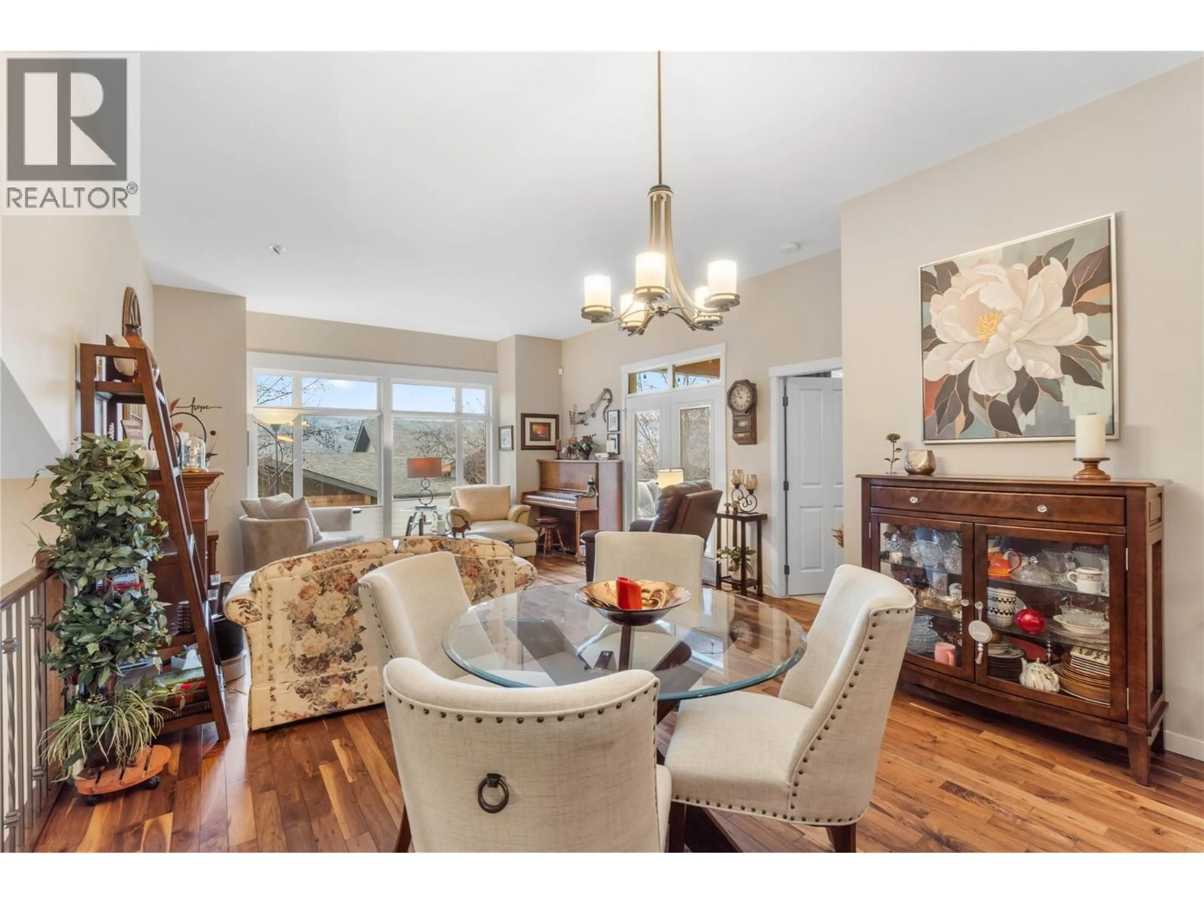 Living room with furniture, wood/laminate floor for 1637 GOLF RIDGE WAY, Kamloops British Columbia V2H0A5