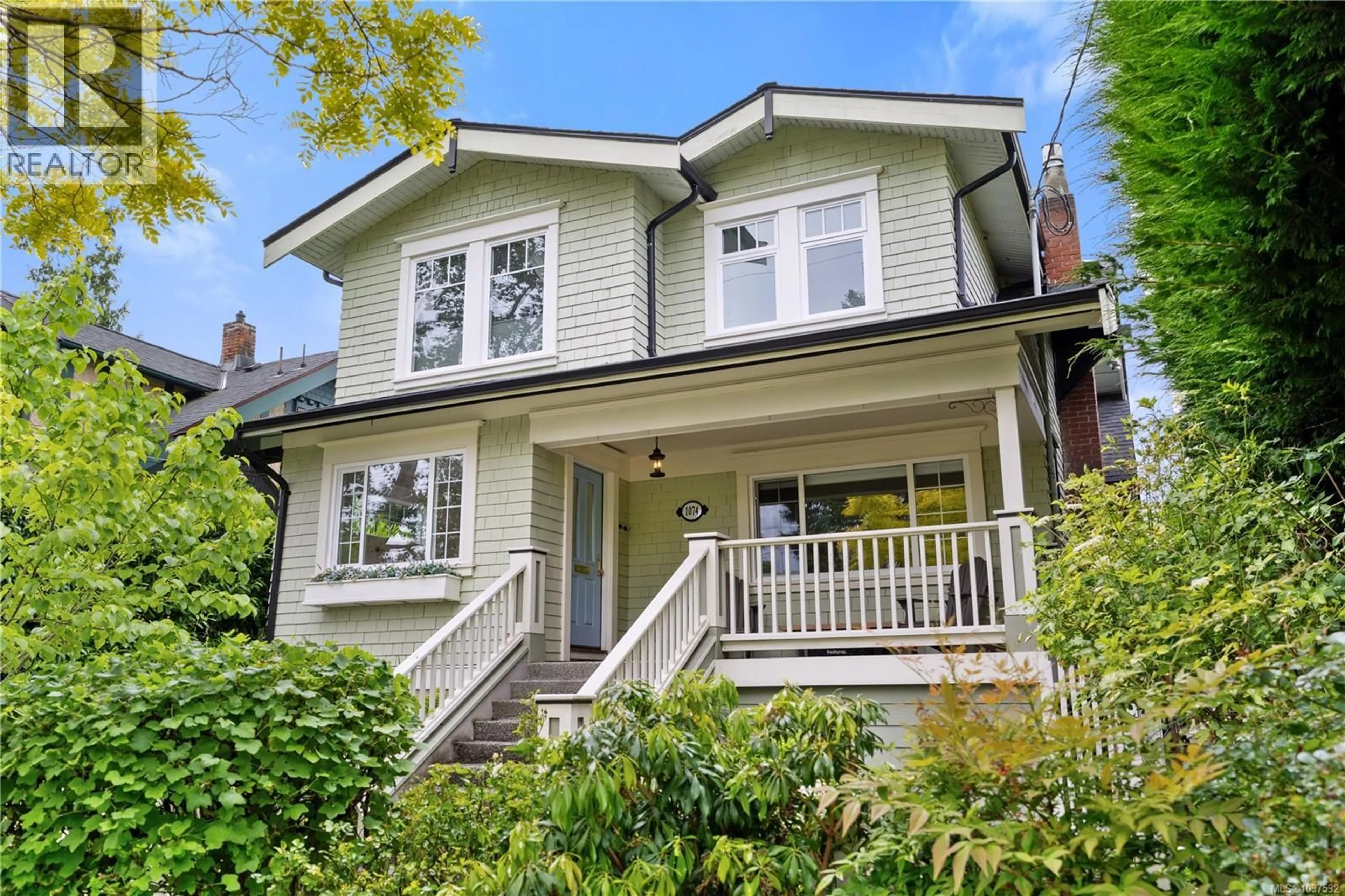 Home with vinyl exterior material, street for 1074 OLIVER STREET, Oak Bay British Columbia V8S4W7