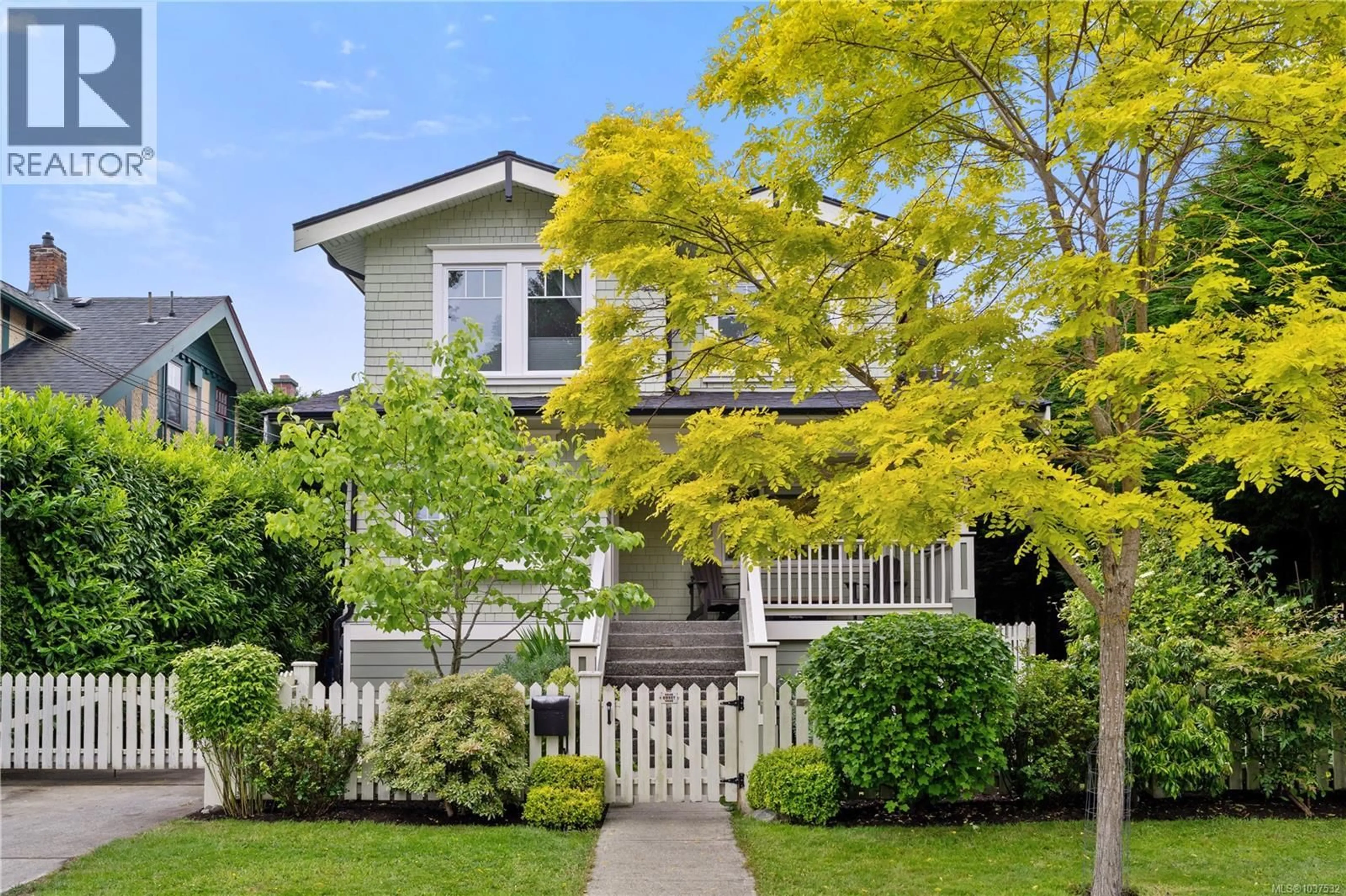 Home with vinyl exterior material, street for 1074 OLIVER STREET, Oak Bay British Columbia V8S4W7