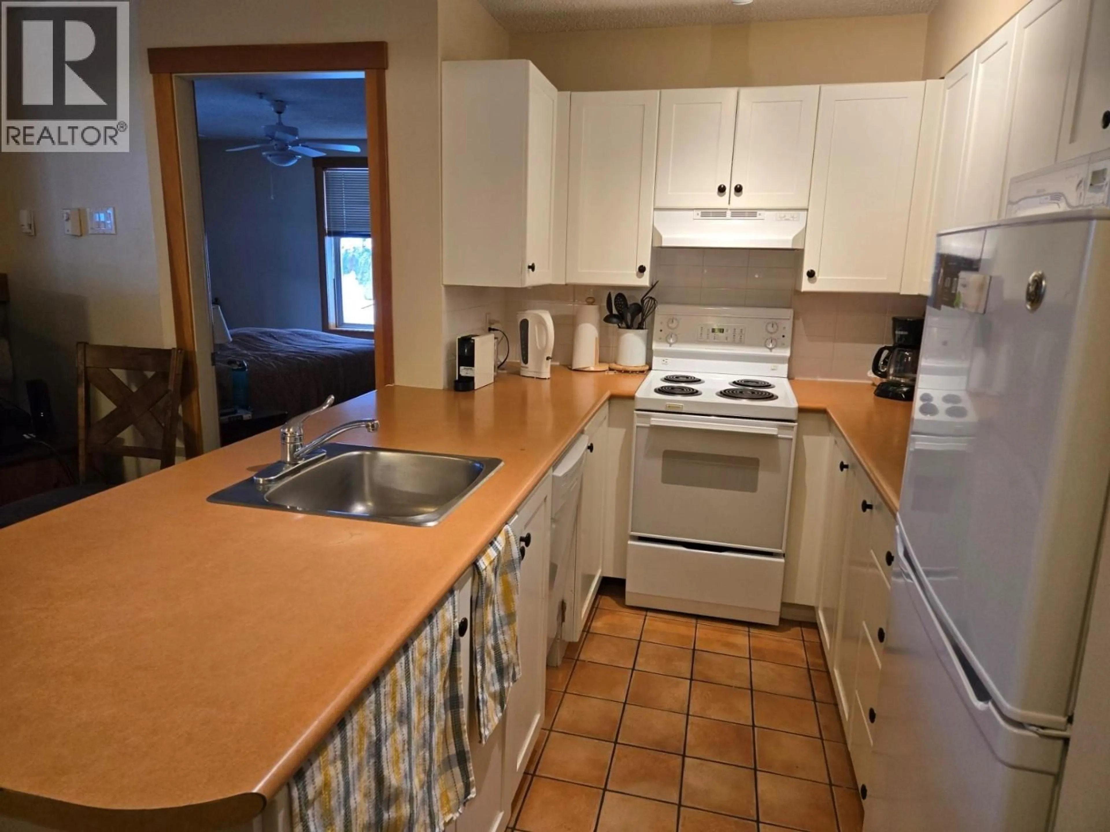 Standard kitchen, unknown for 114 - 2060 SUMMIT DRIVE, Panorama British Columbia V0A1T0