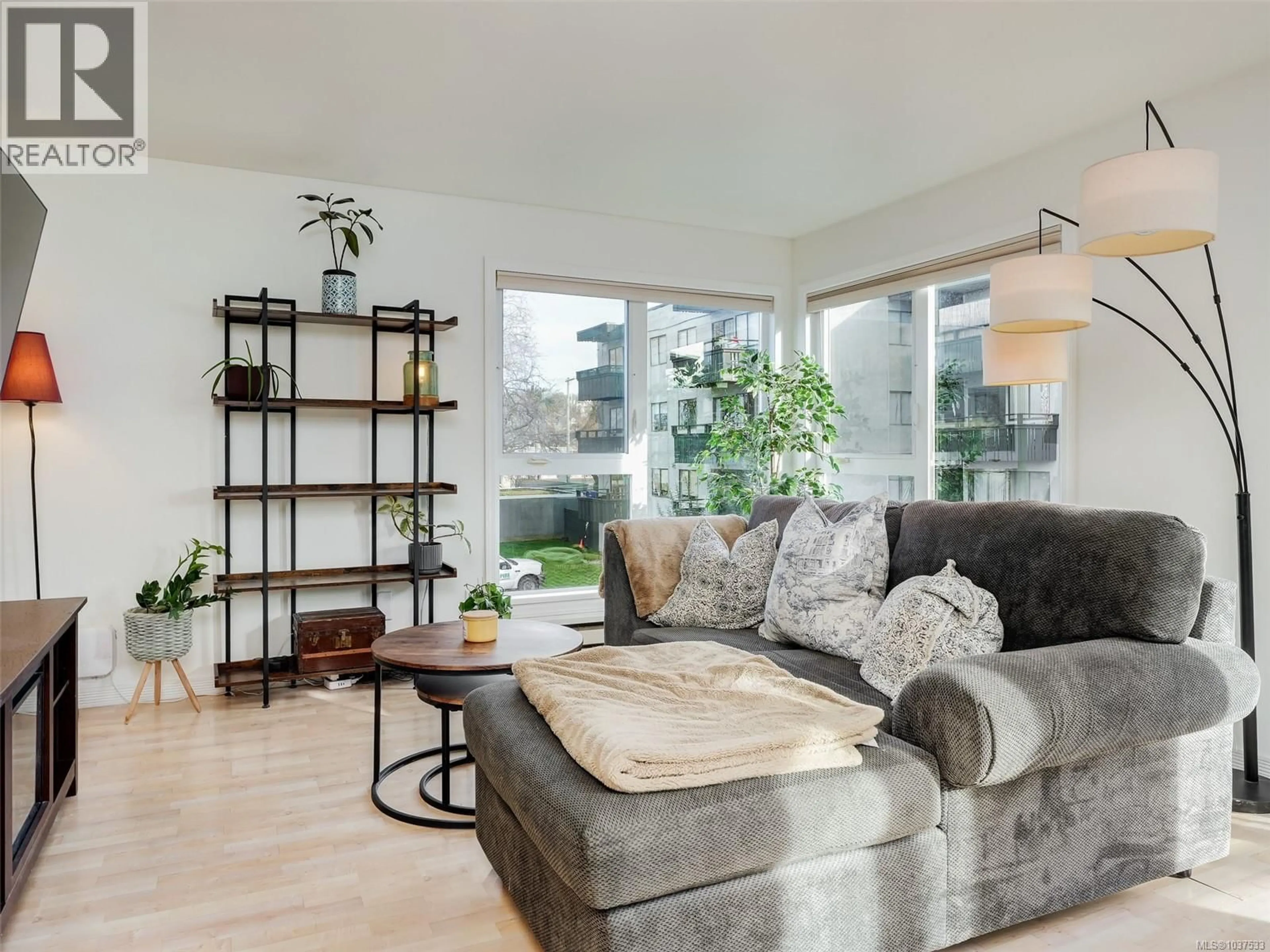 Living room with furniture, wood/laminate floor for 403 - 2647 GRAHAM STREET, Victoria British Columbia V8T3Y8