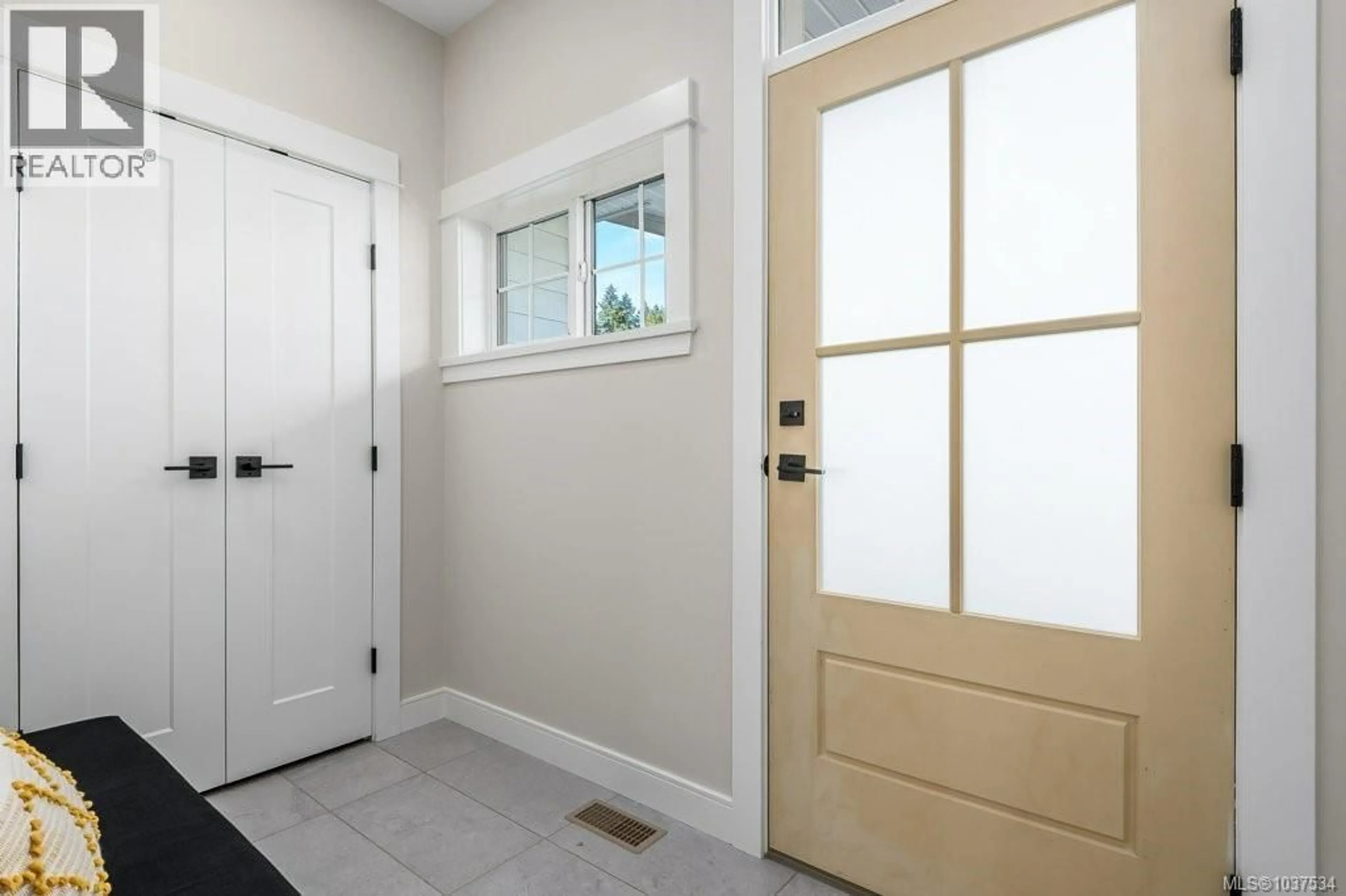 Indoor entryway for 202 - 2580 BROOKFIELD DRIVE, Courtenay British Columbia V9N0J8