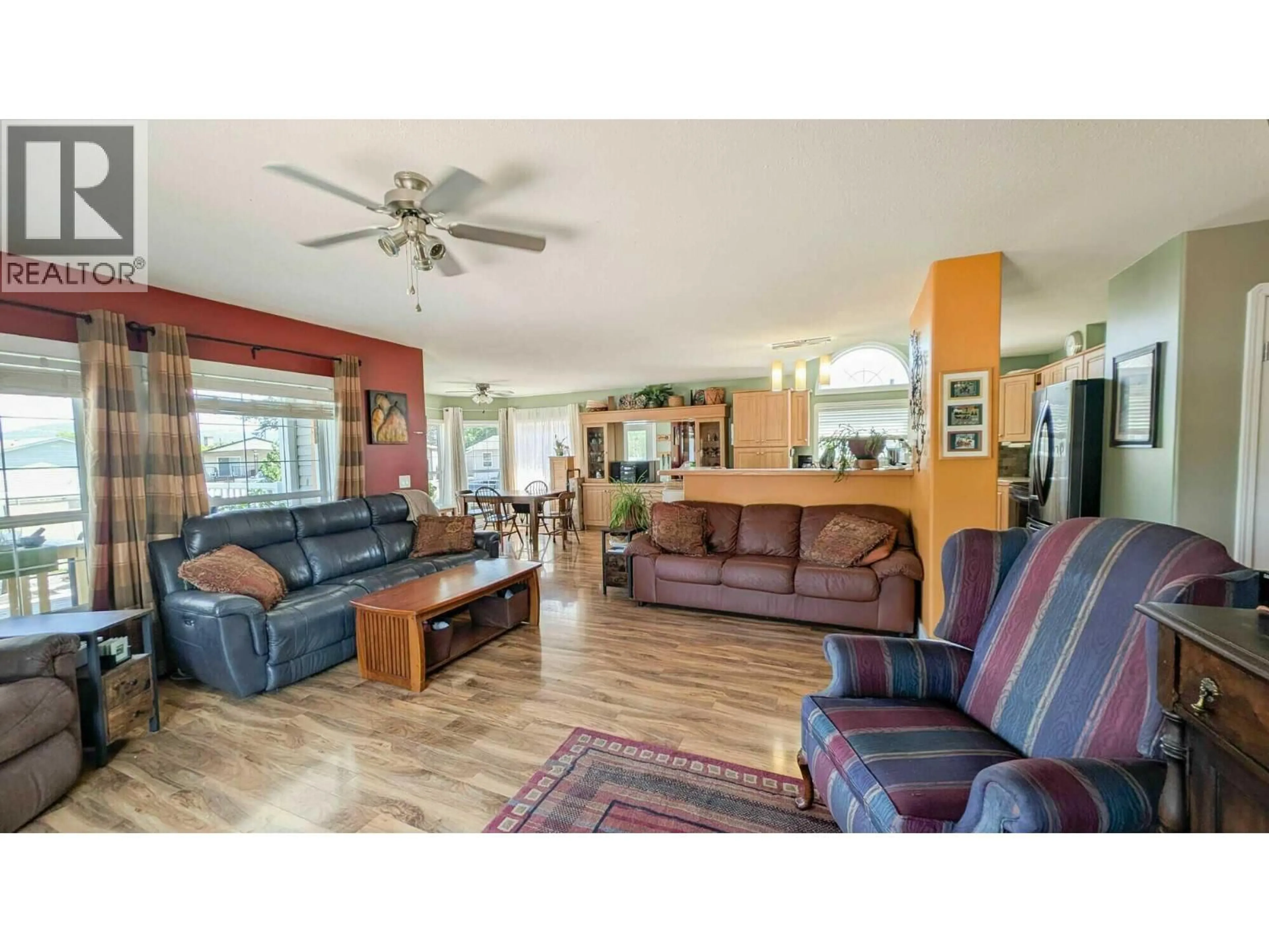 Living room with furniture, unknown for 36 PINEWOOD AVENUE, Cranbrook British Columbia V1C5X8