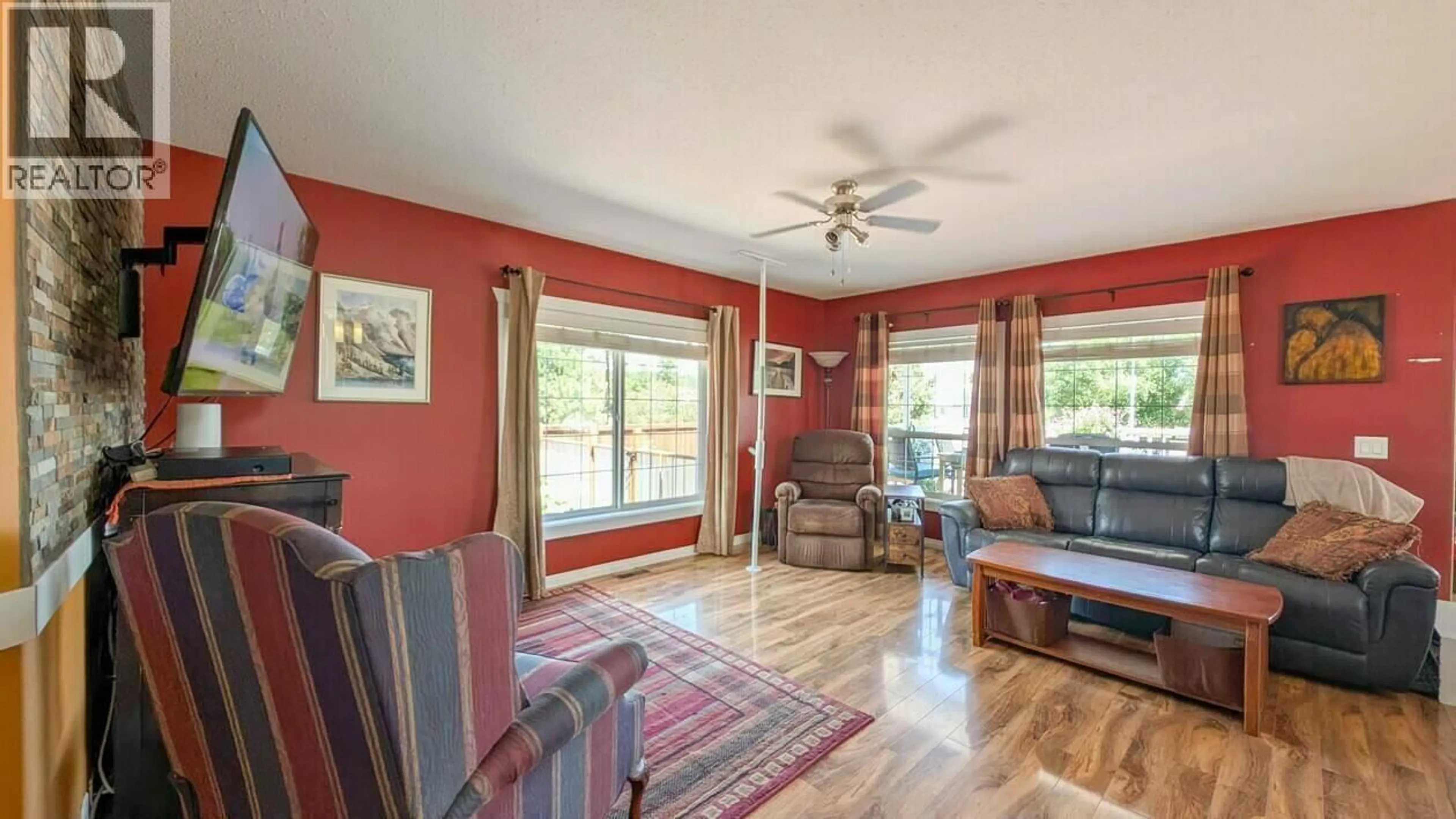 Living room with furniture, wood/laminate floor for 36 PINEWOOD AVENUE, Cranbrook British Columbia V1C5X8