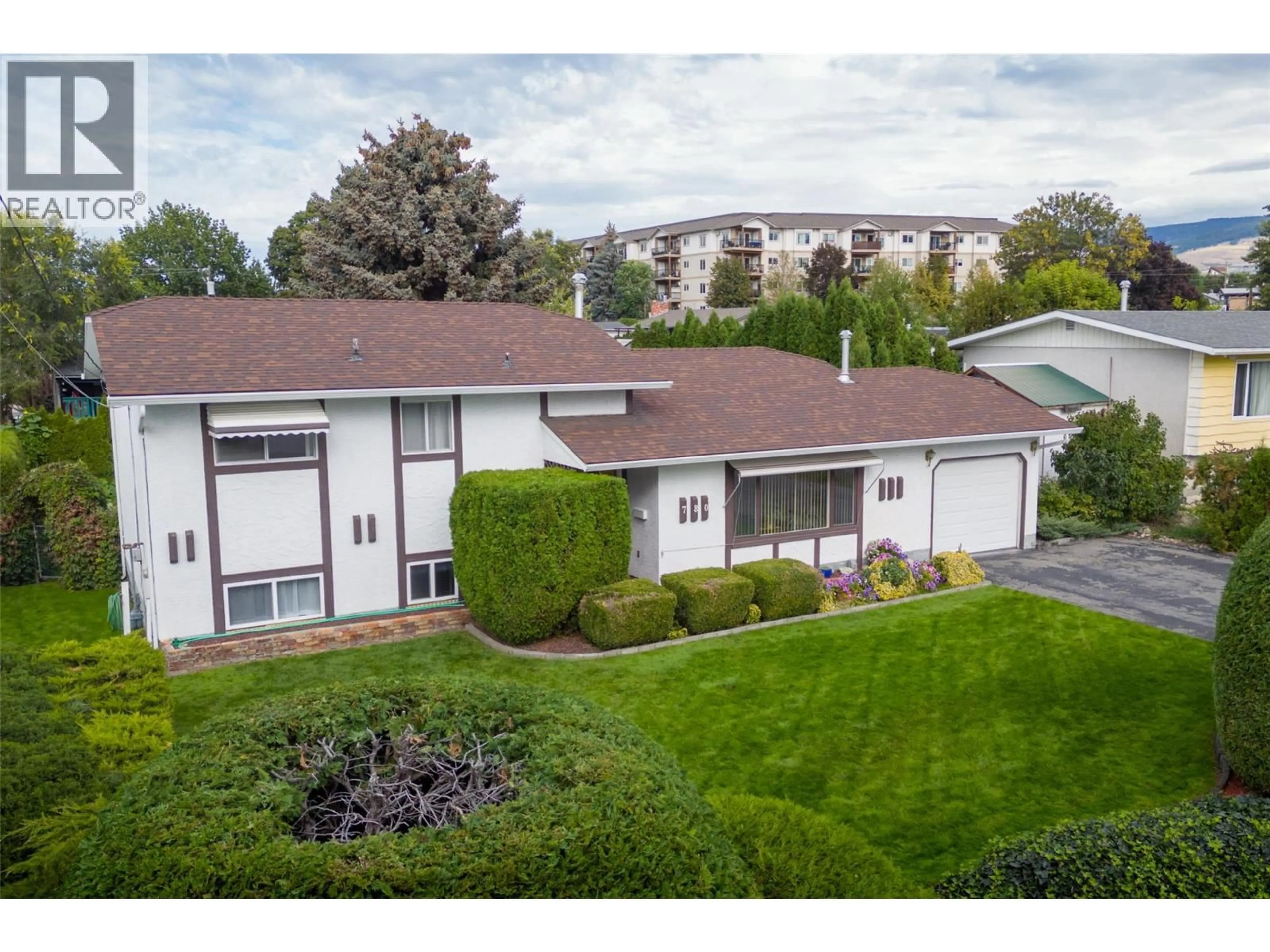 A pic from outside/outdoor area/front of a property/back of a property/a pic from drone, mountain view for 780 DUNDEE ROAD, Kelowna British Columbia V1X1R4