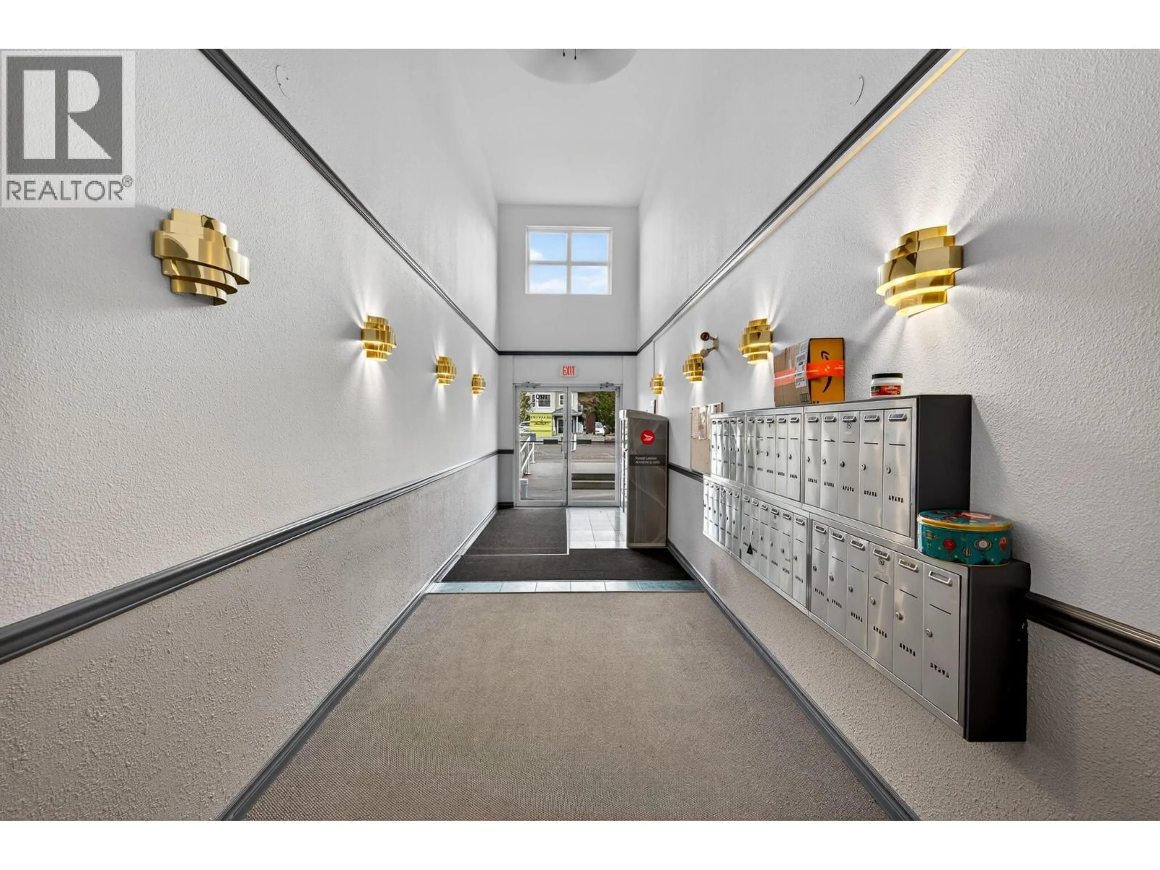 Indoor foyer for 211 - 1170 HUGH ALLAN DRIVE, Kamloops British Columbia V1S1T5