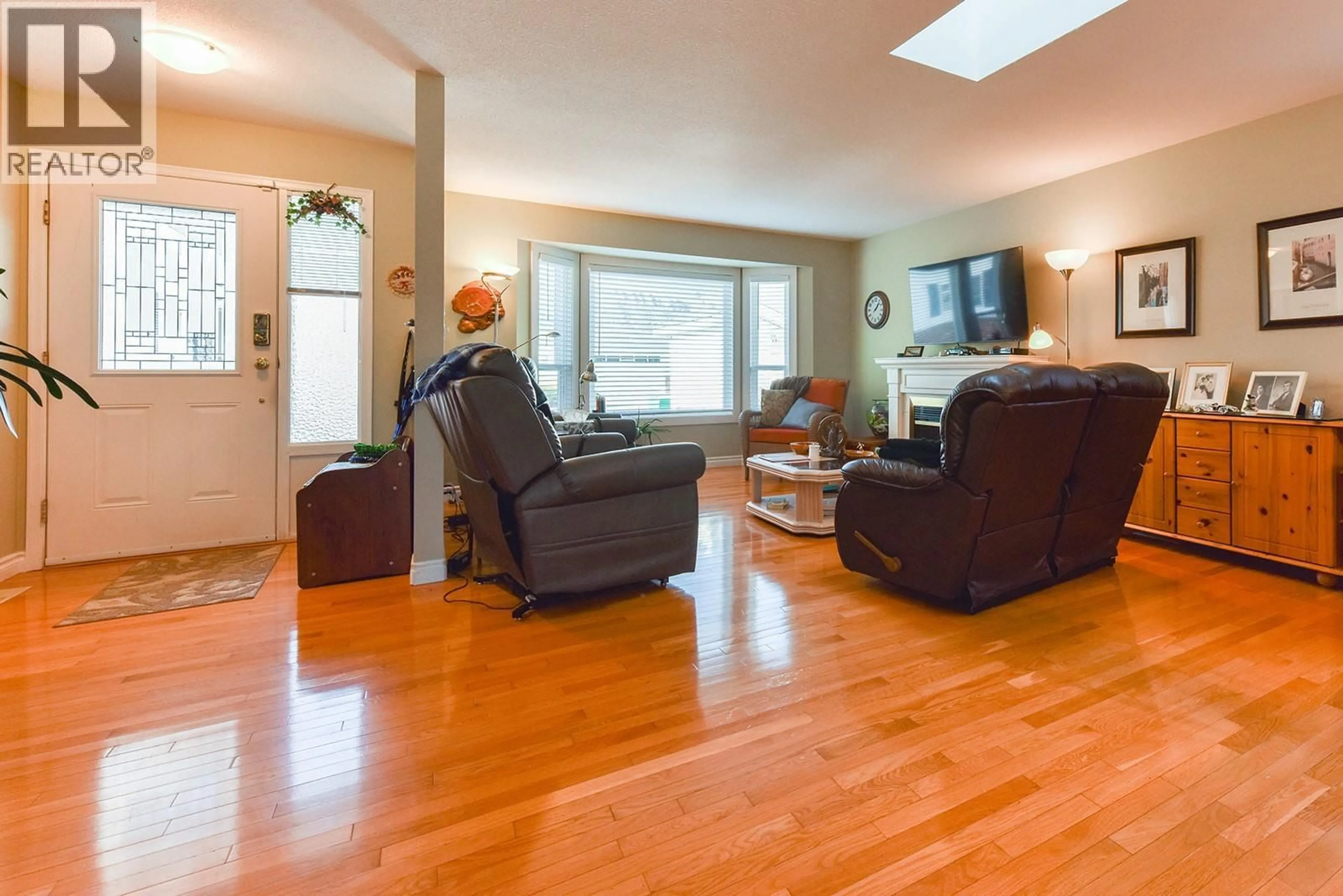 Living room with furniture, wood/laminate floor for 29 KINGFISHER DRIVE, Penticton British Columbia V2A8K6