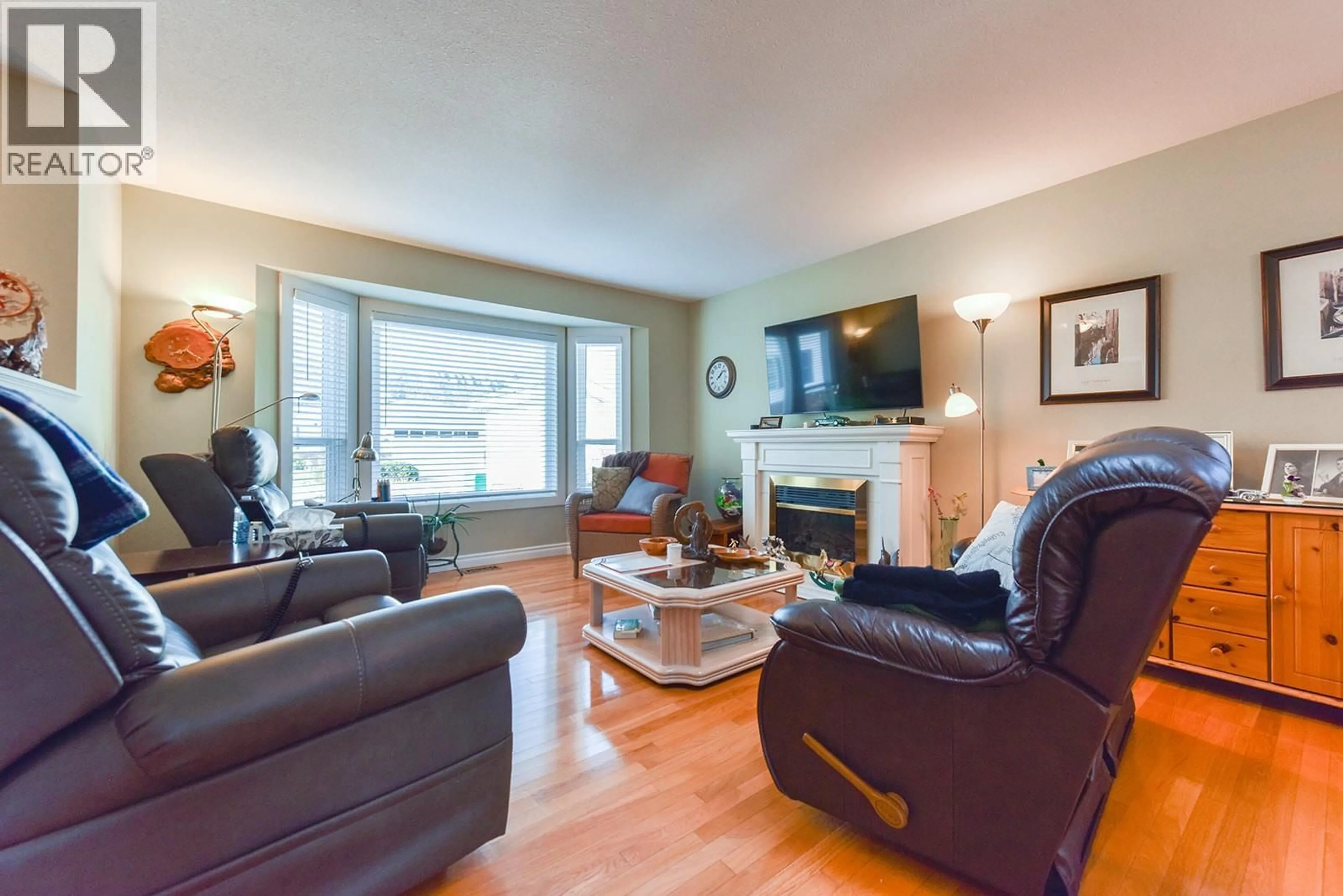 Living room with furniture, wood/laminate floor for 29 KINGFISHER DRIVE, Penticton British Columbia V2A8K6