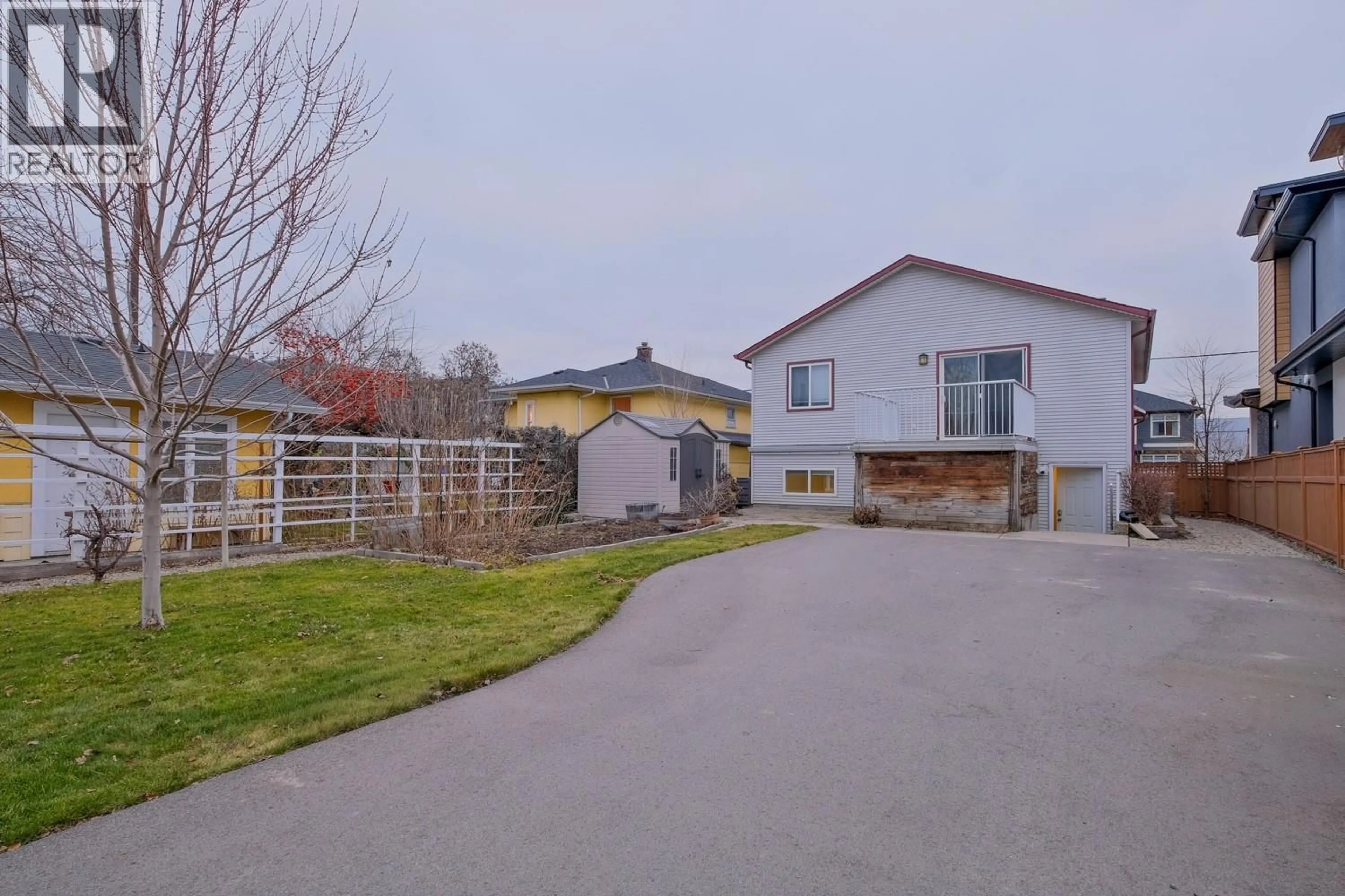 A pic from outside/outdoor area/front of a property/back of a property/a pic from drone, street for 1260 ETHEL STREET, Kelowna British Columbia V1Y2W7