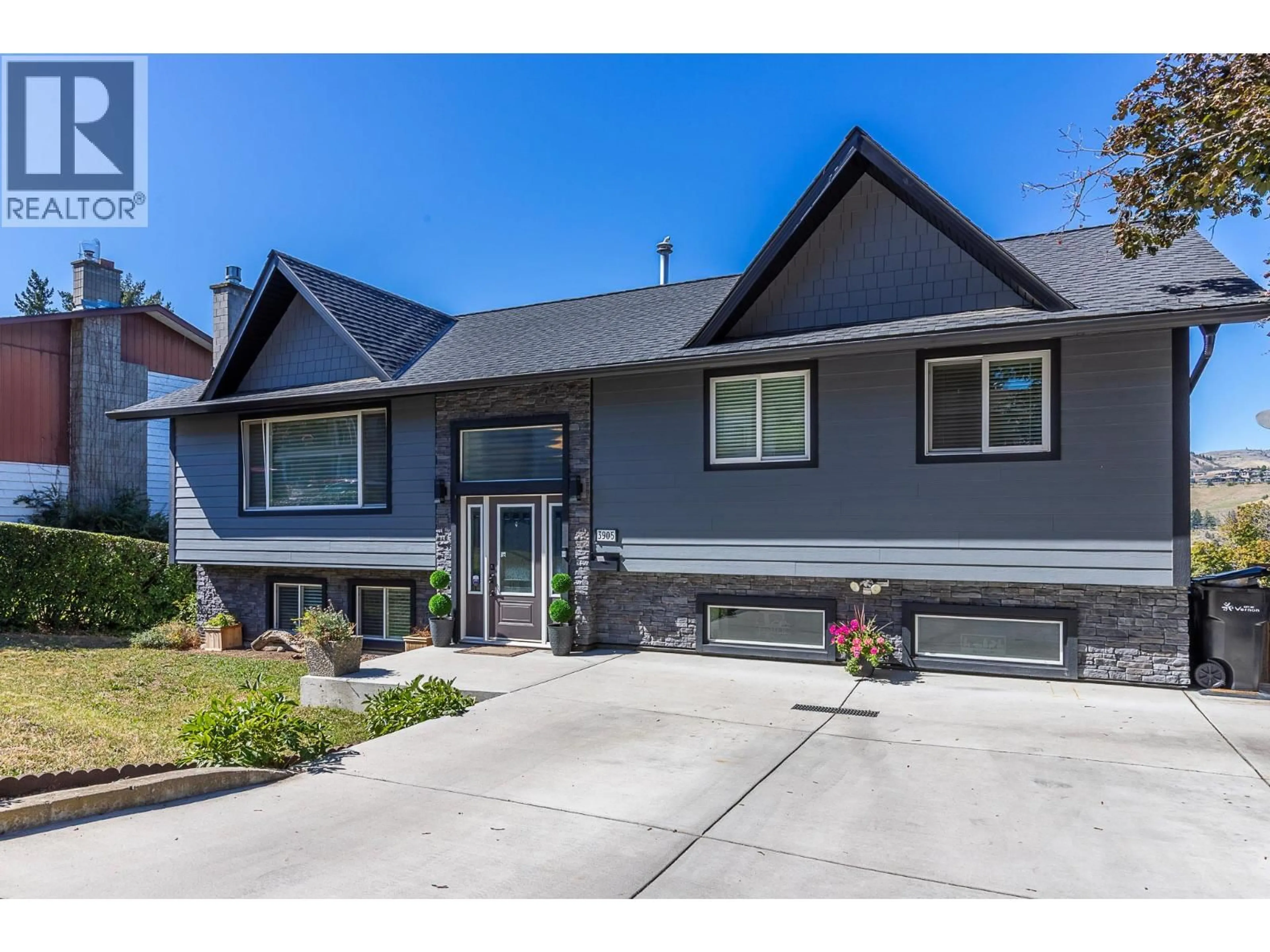 Home with vinyl exterior material, street for 3905 17TH AVENUE, Vernon British Columbia V1T6Z1