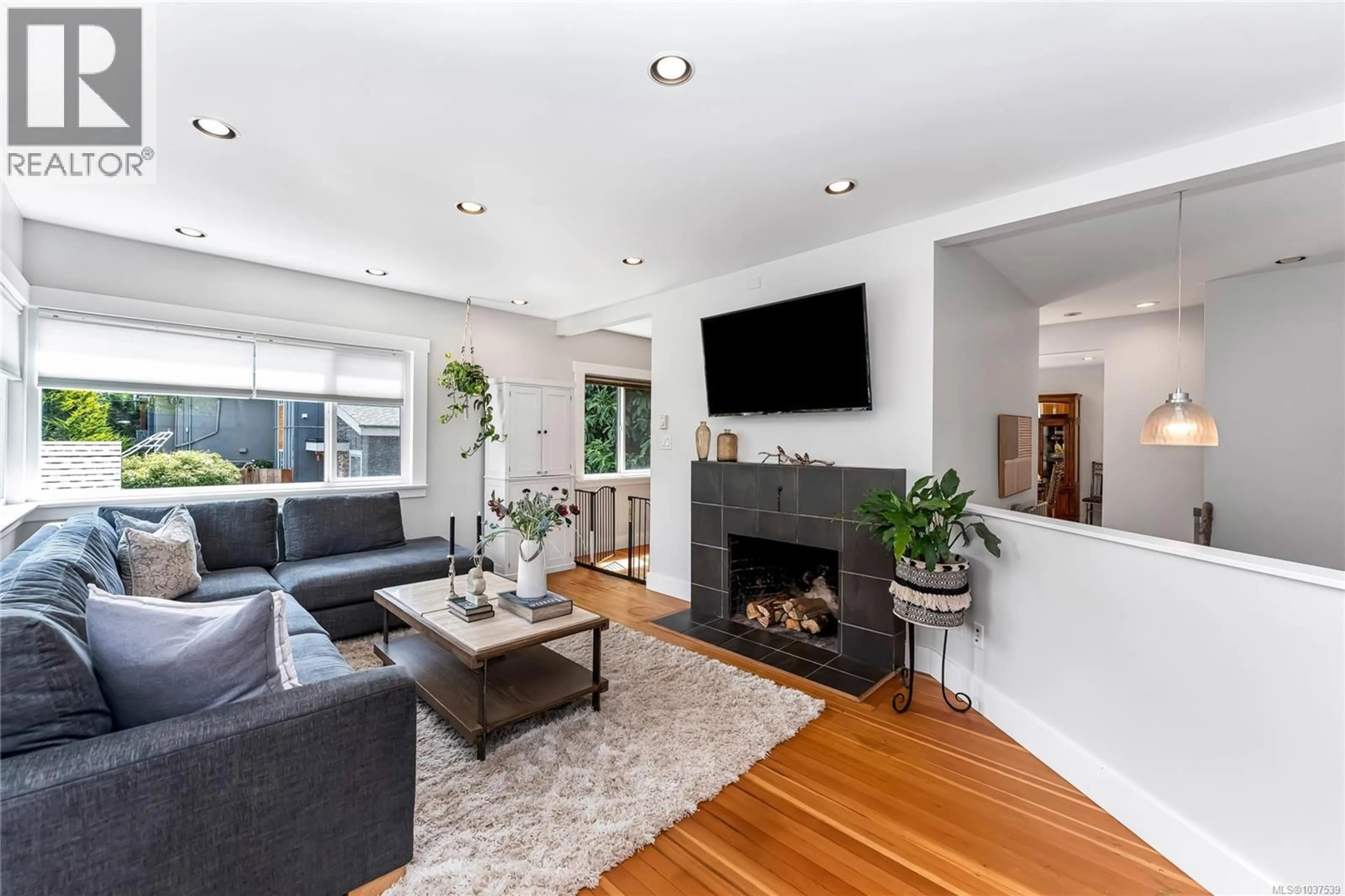 Living room with furniture, unknown for 1779 LILLIAN ROAD, Victoria British Columbia V8S1L3