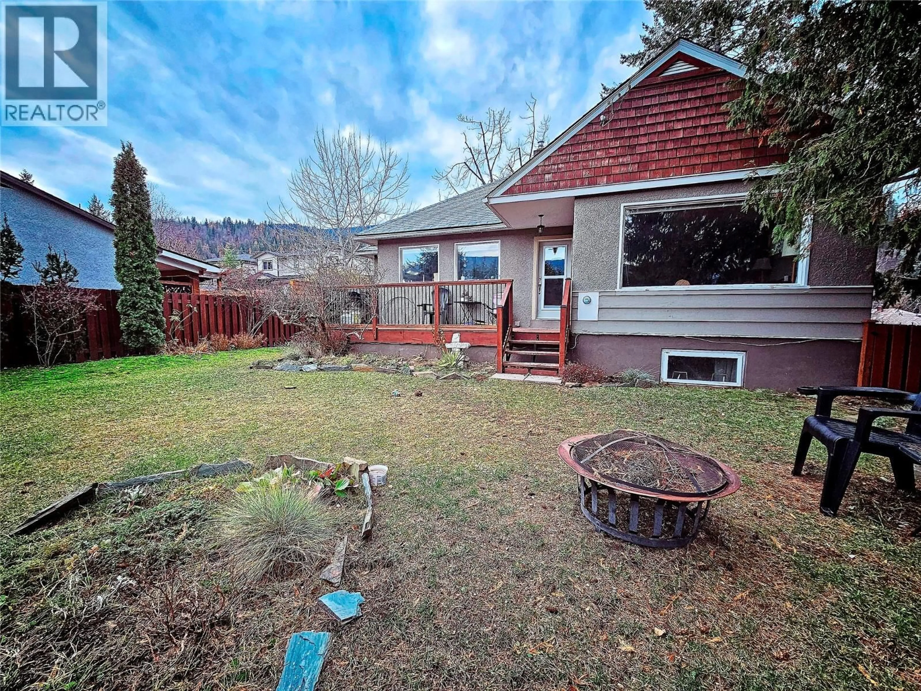 A pic from outside/outdoor area/front of a property/back of a property/a pic from drone, unknown for 614 10TH AVENUE, Castlegar British Columbia V1N1K9