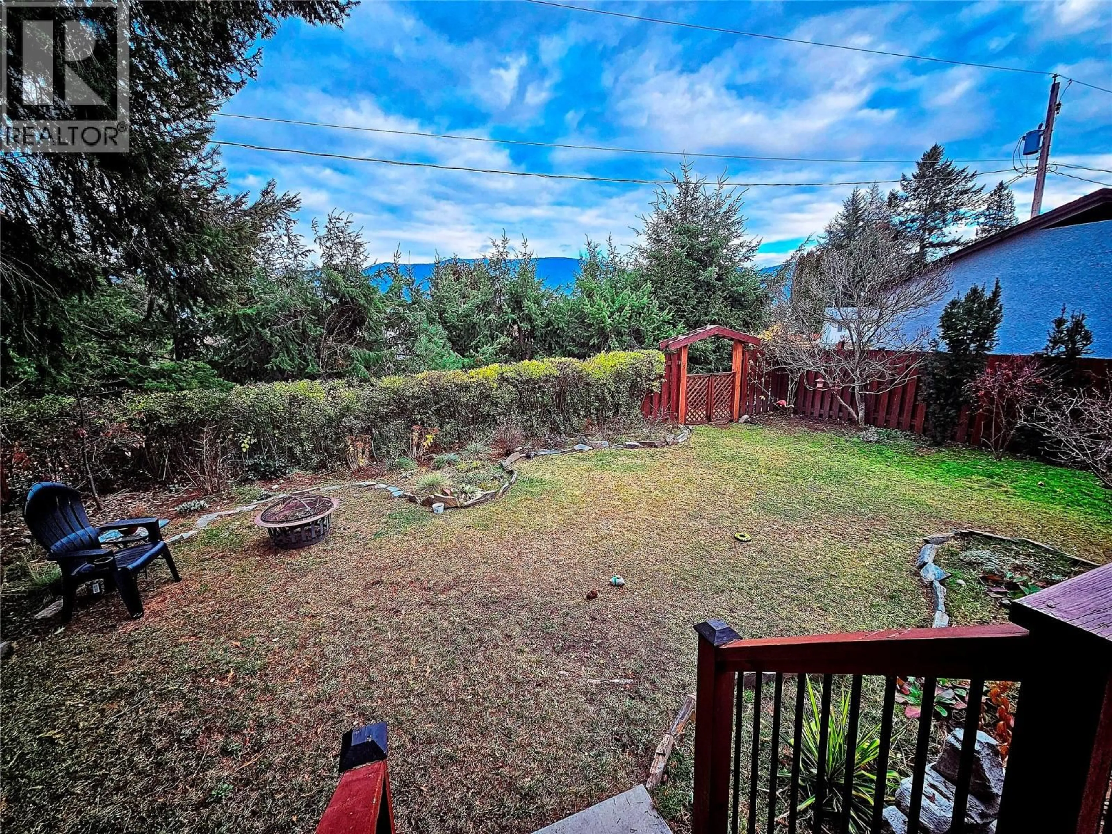 A pic from outside/outdoor area/front of a property/back of a property/a pic from drone, unknown for 614 10TH AVENUE, Castlegar British Columbia V1N1K9