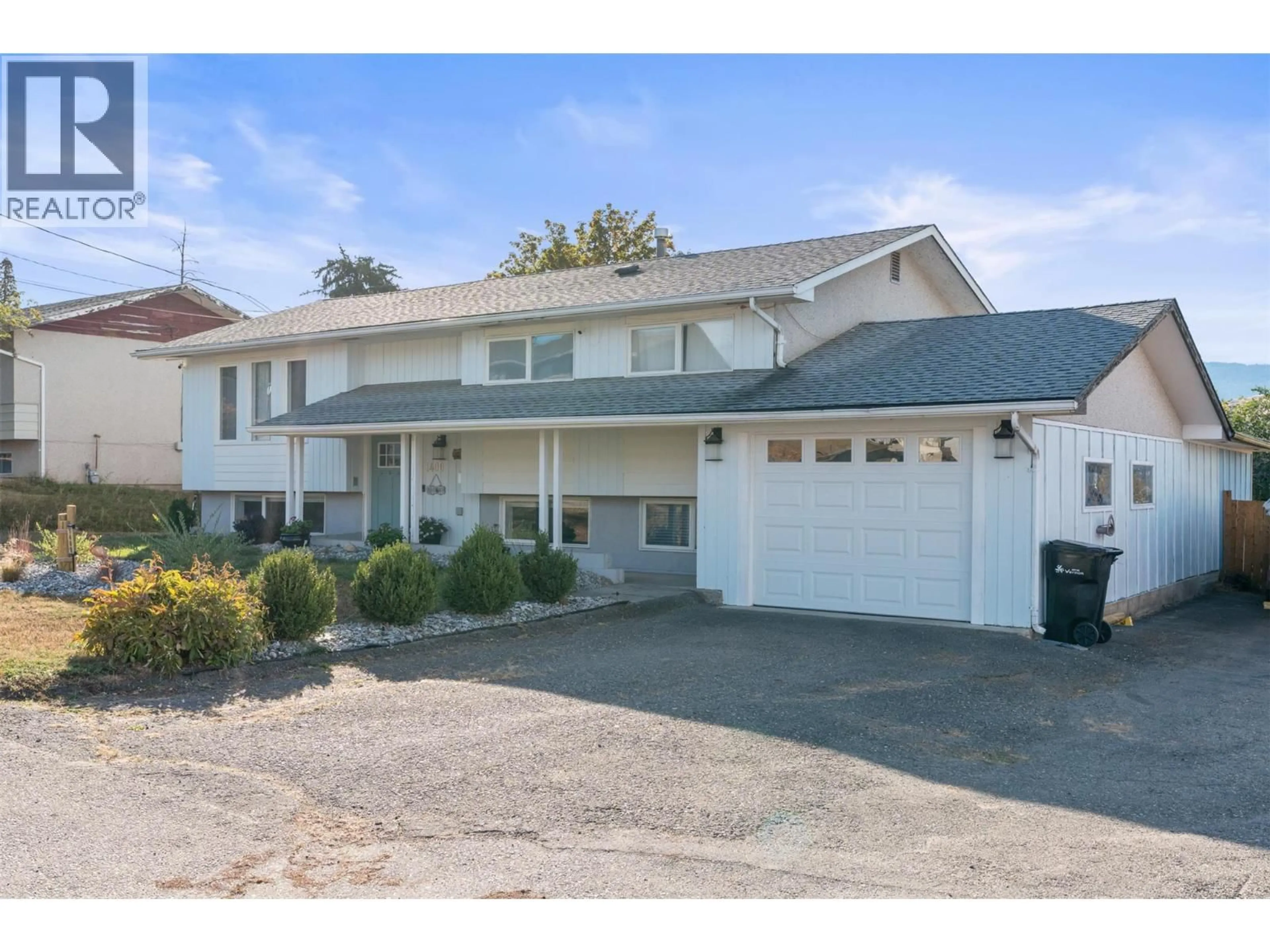 Home with vinyl exterior material, street for 1400 30 AVENUE, Vernon British Columbia V1T1Z5