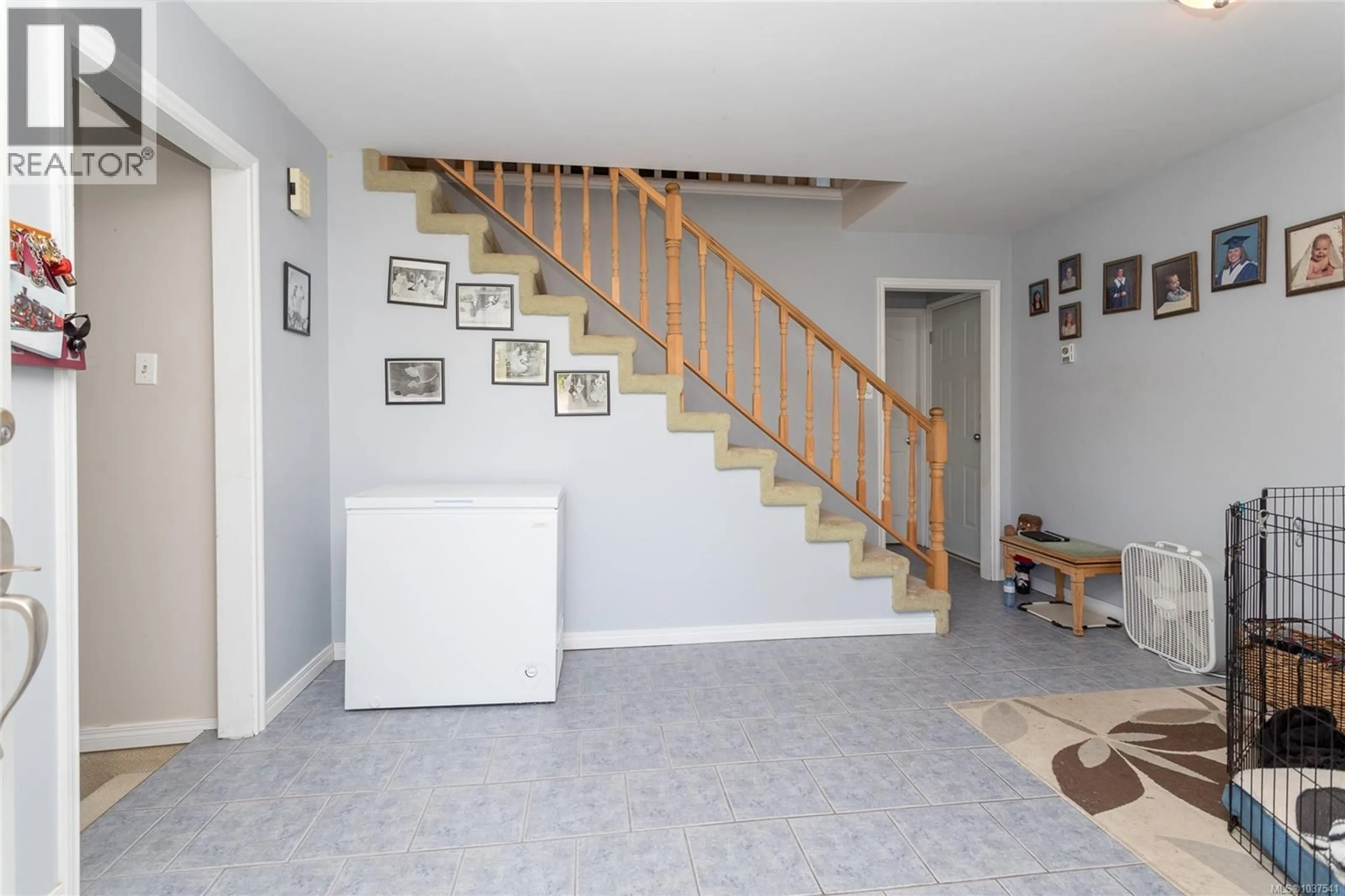 Indoor foyer for 3258 CORA HILL PLACE, Colwood British Columbia V9C3H4