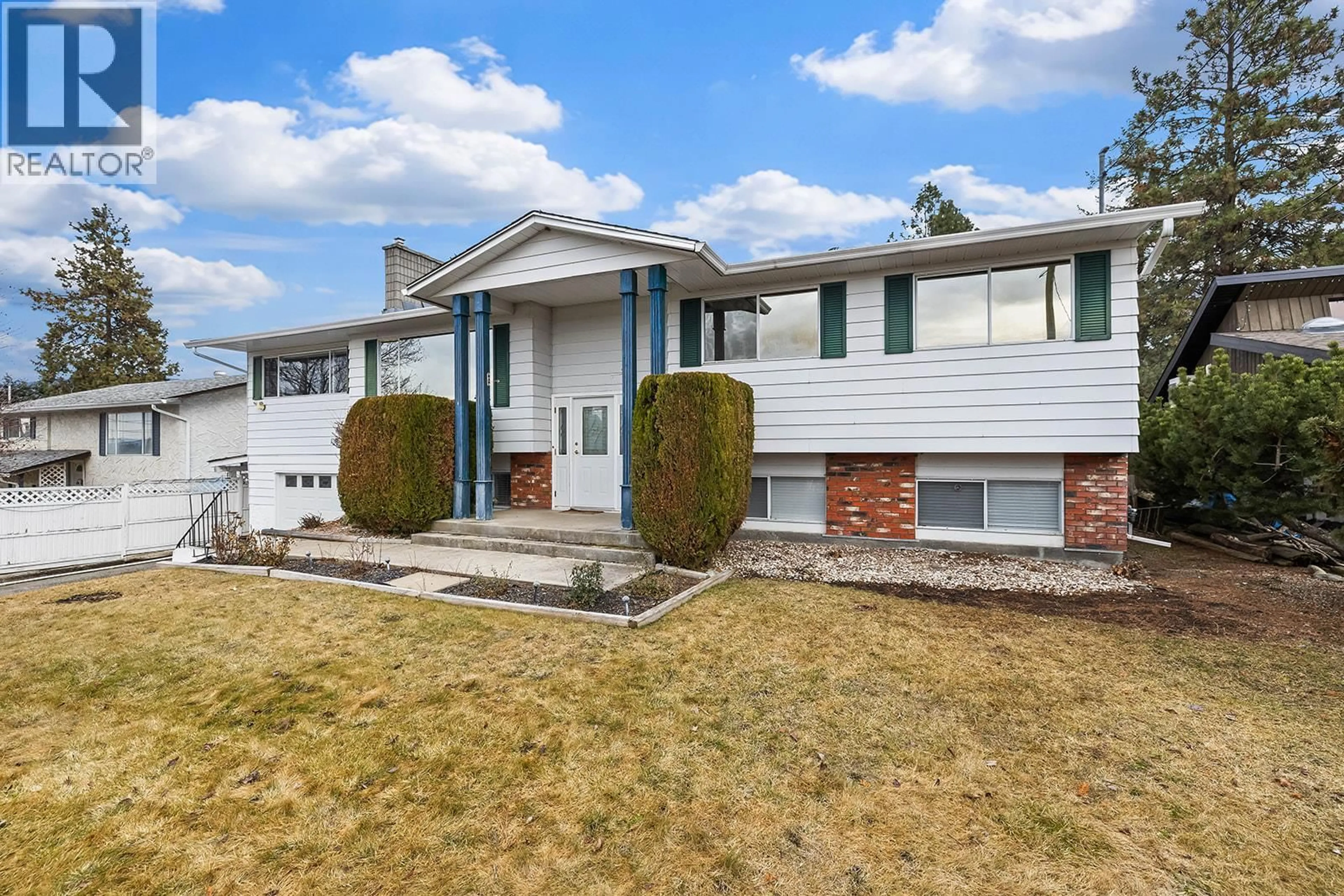 Home with vinyl exterior material, street for 3541 ESQUIRE ROAD, Kelowna British Columbia V1X6L3