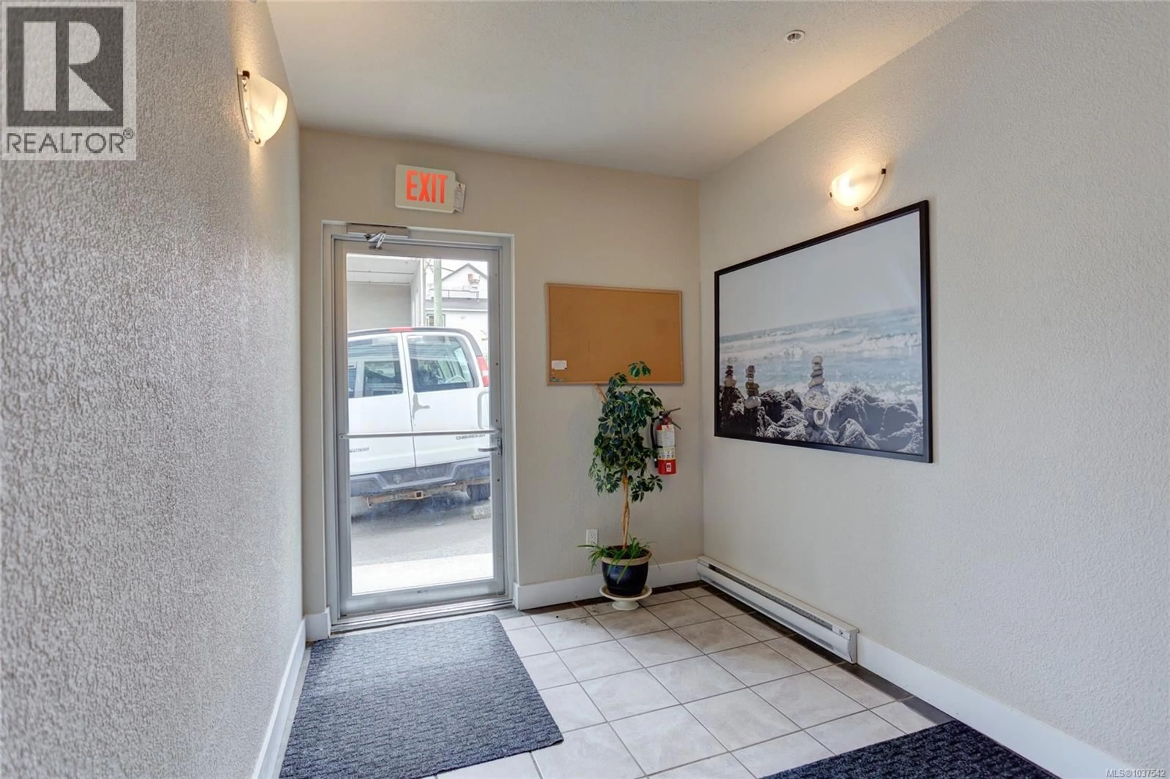 Indoor foyer for 203 - 11 BULLER STREET, Ladysmith British Columbia V9G1A9