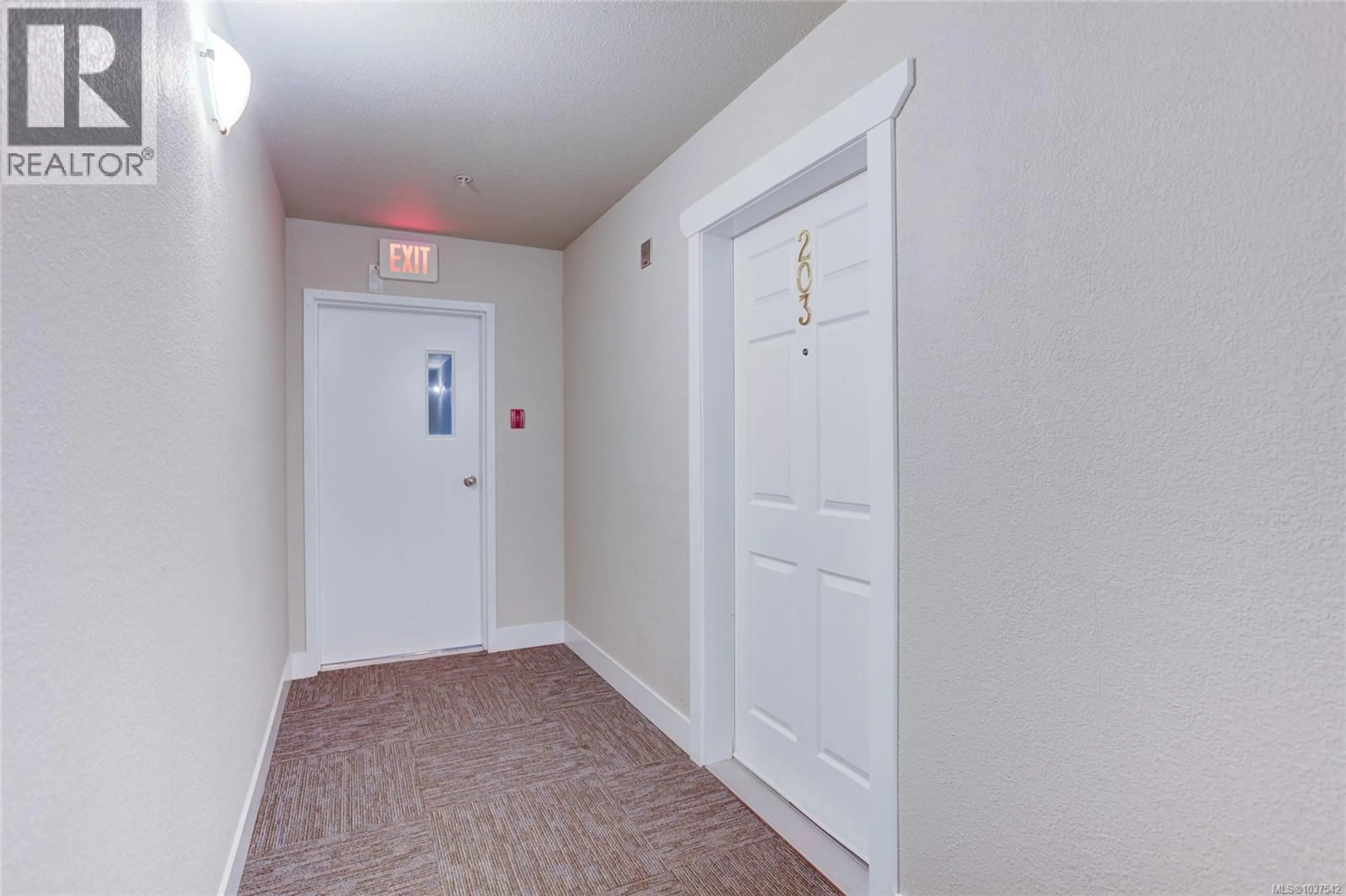 Indoor foyer for 203 - 11 BULLER STREET, Ladysmith British Columbia V9G1A9