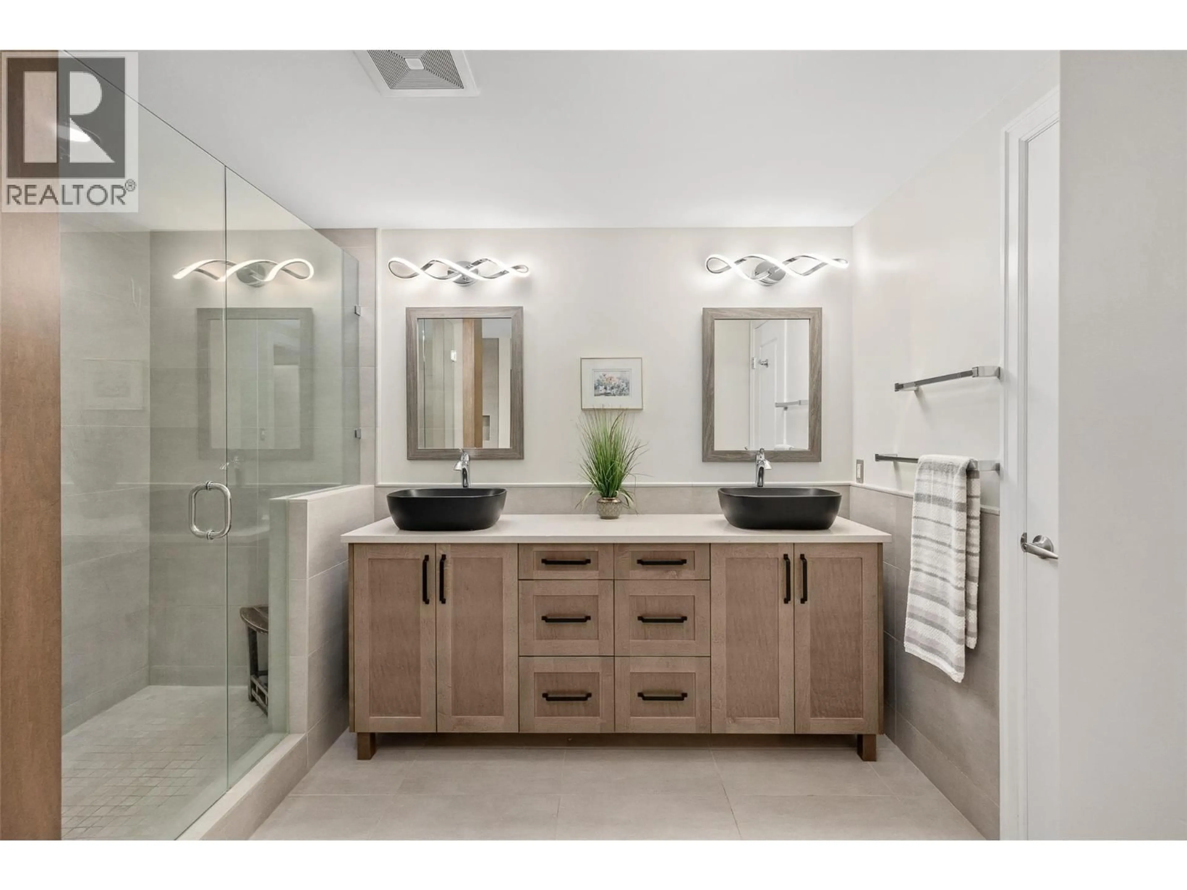 Contemporary bathroom, ceramic/tile floor for 111 - 600 SARSONS ROAD, Kelowna British Columbia V1W5H5