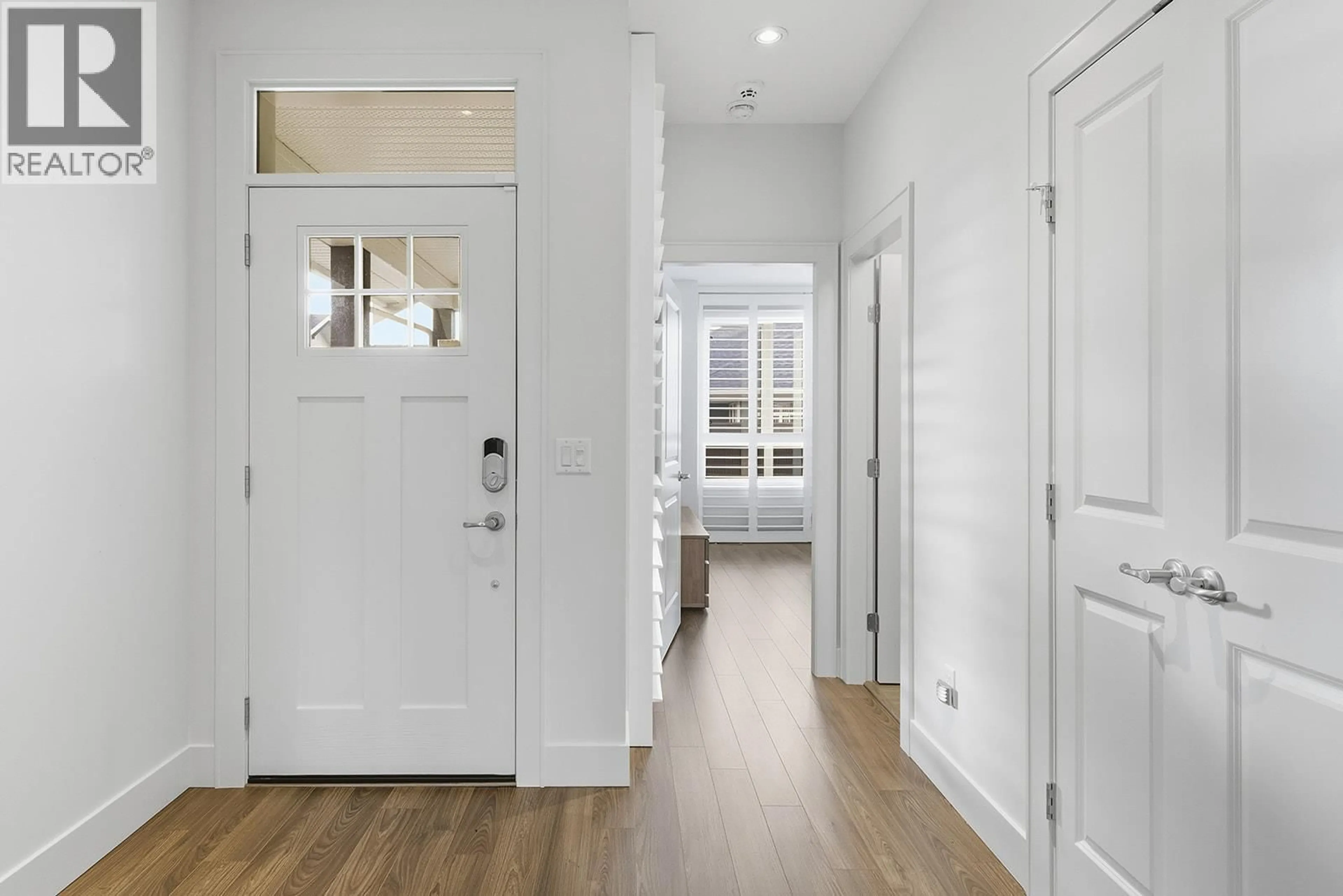 Indoor entryway for 52 - 1960 KLO ROAD, Kelowna British Columbia V1W5L2